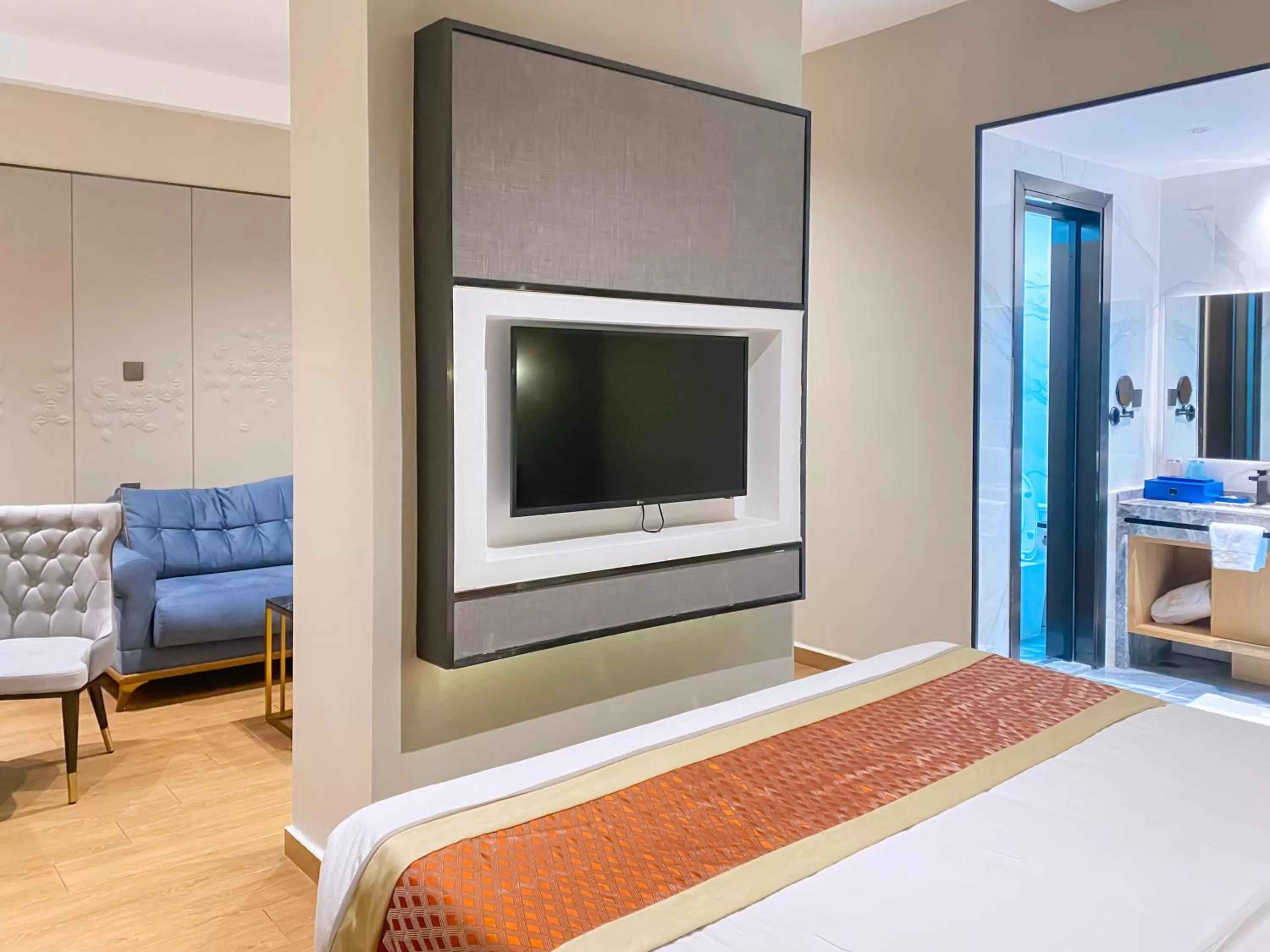 Communal lounge/ TV room in Hôtel FAMILLE MONDIALE