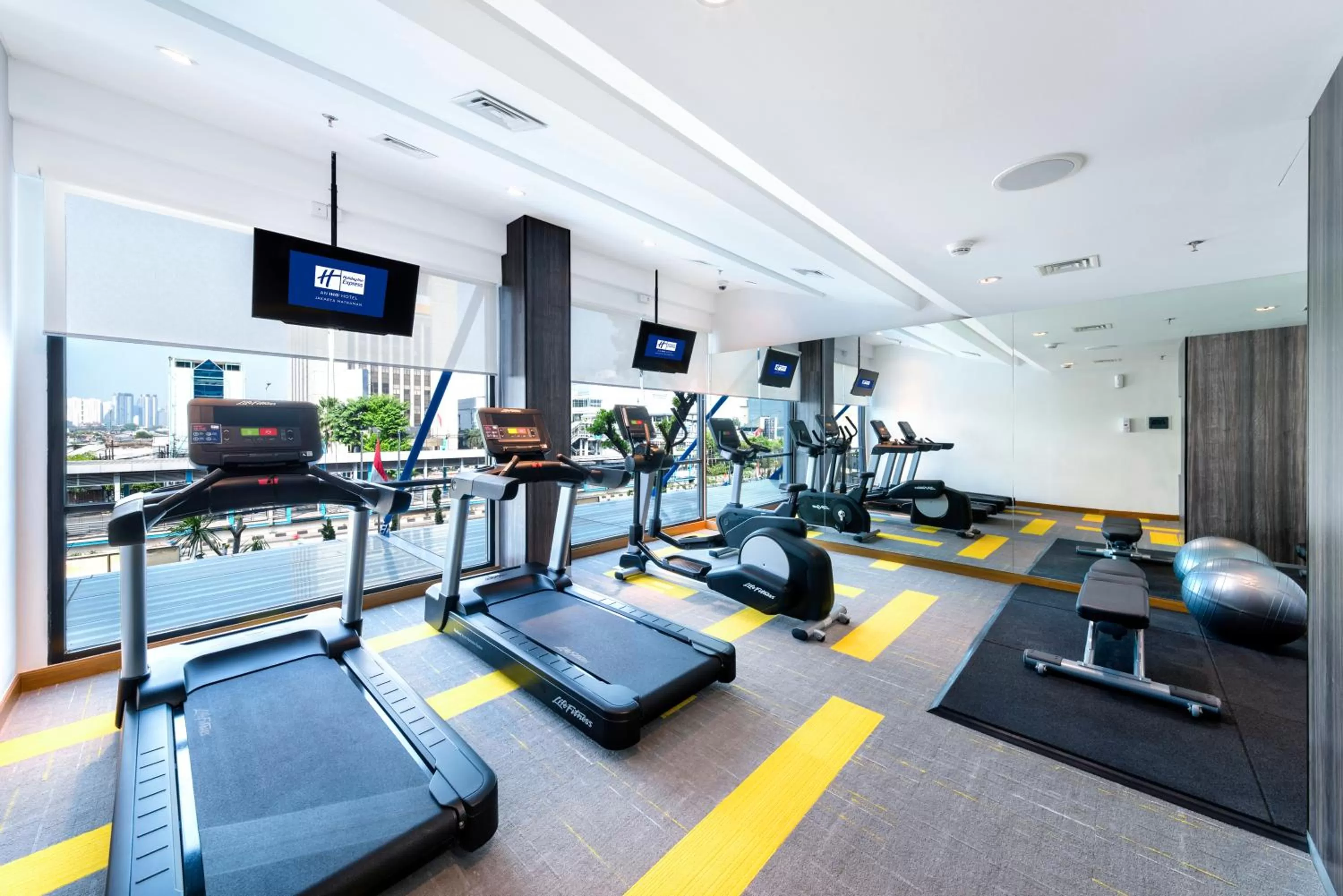 Fitness centre/facilities in Holiday Inn Express Jakarta Matraman by IHG