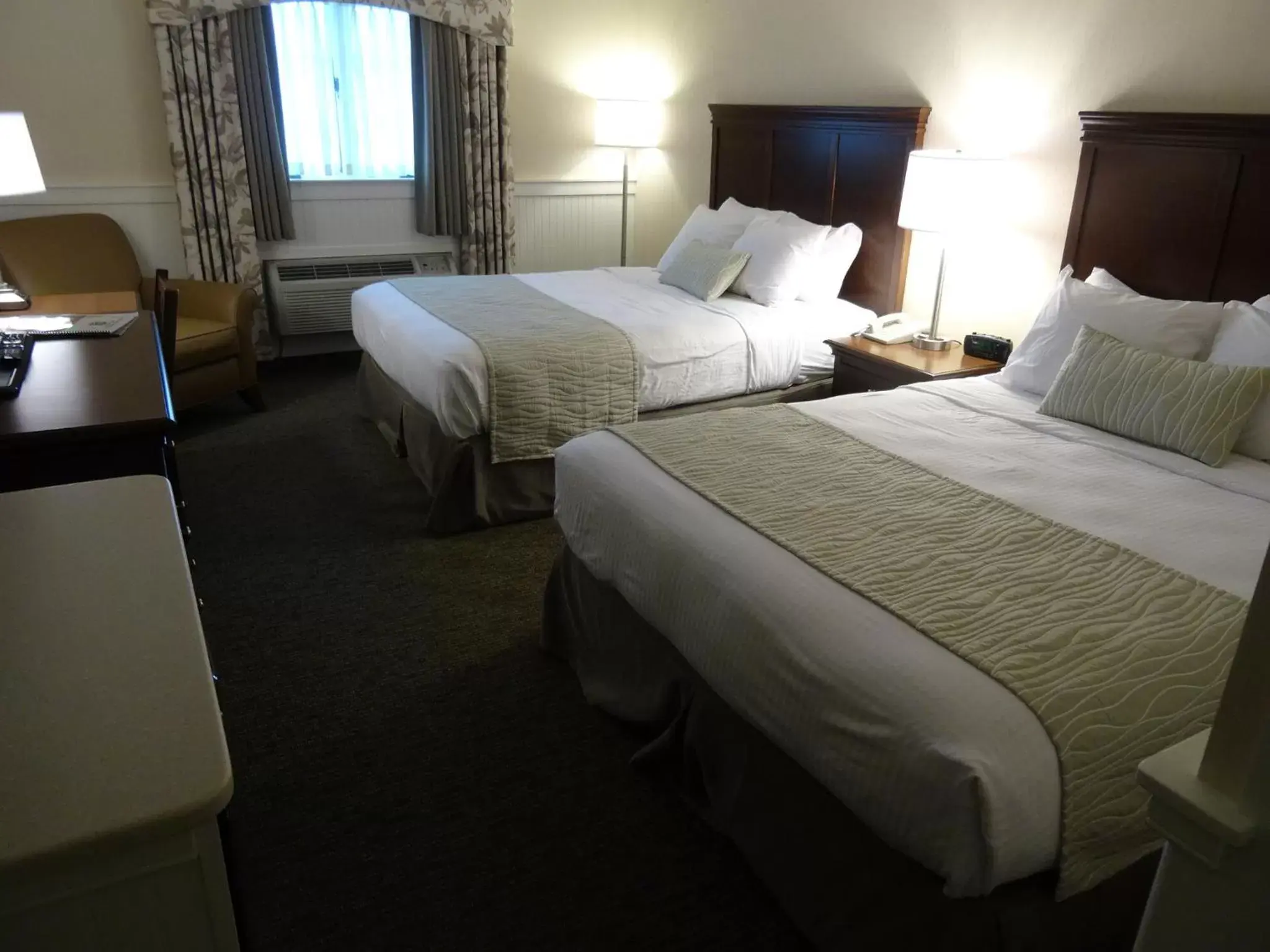 Photo of the whole room, Bed in Bird-in-Hand Family Inn