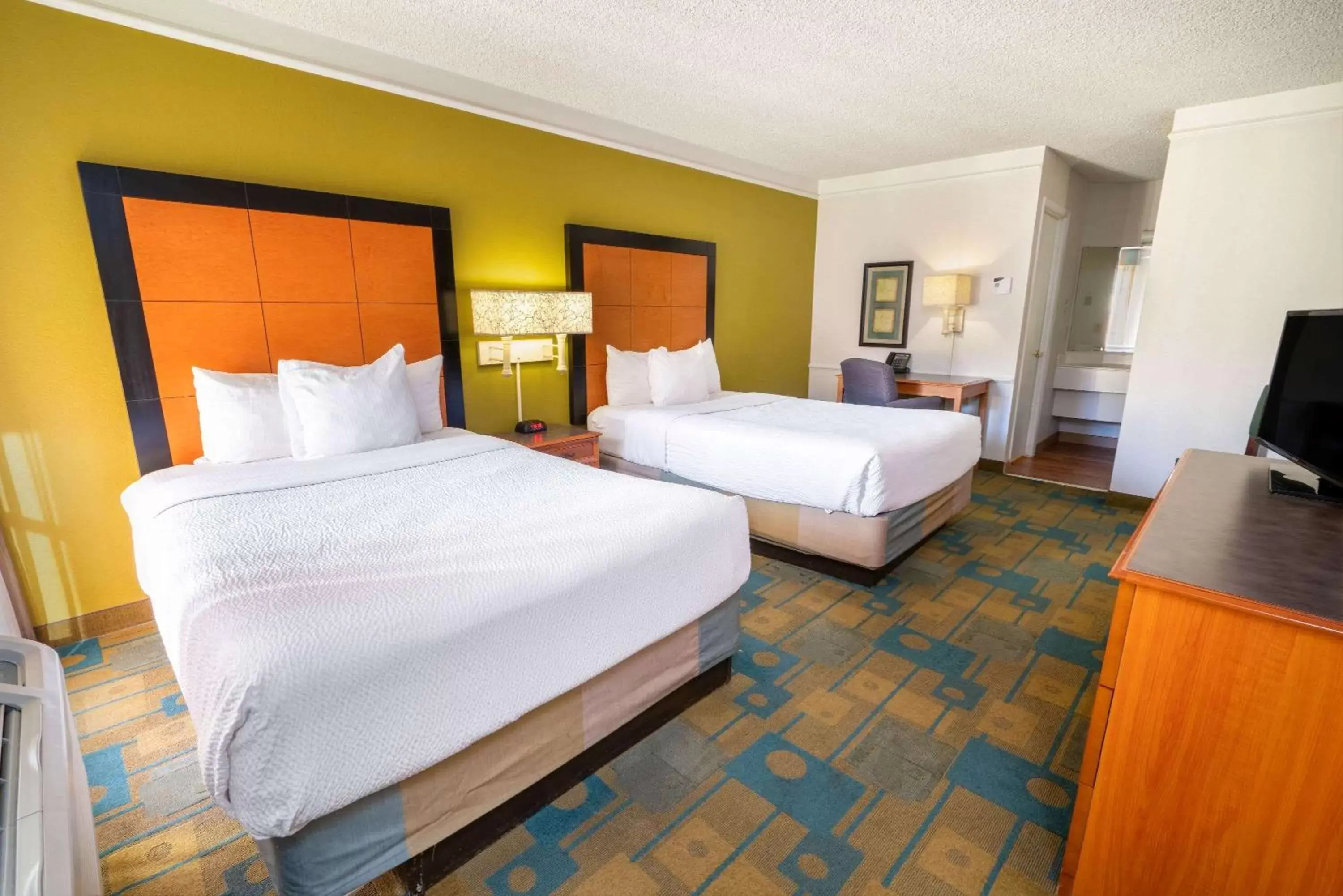 Photo of the whole room, Bed in La Quinta Inn by Wyndham Phoenix North