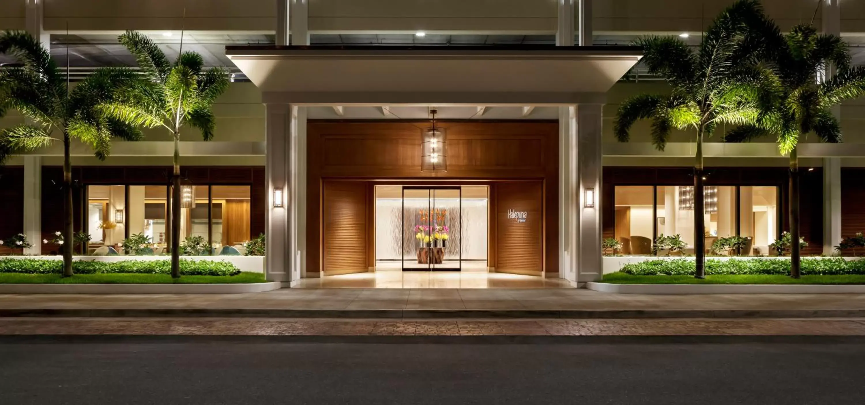 Facade/entrance in Halepuna Waikiki by Halekulani