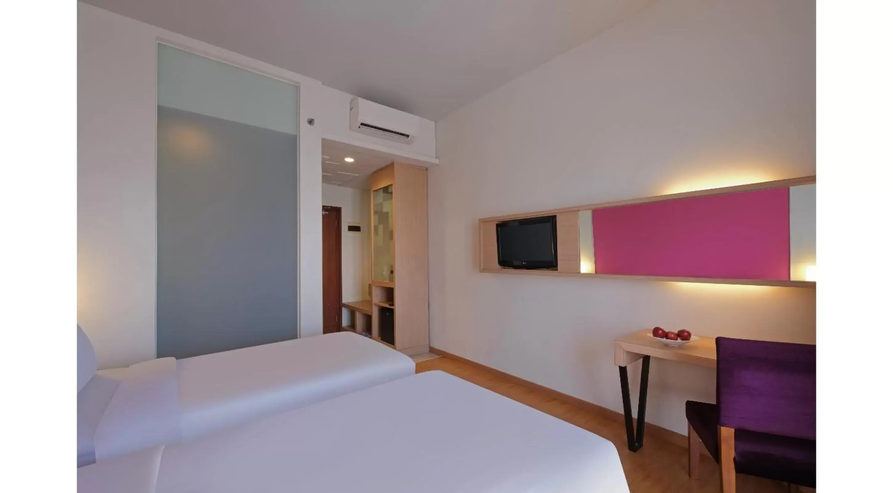 Bedroom, Bed in Quest Hotel Simpang Lima - Semarang by ASTON Bedroom, Bed in Quest Hotel Simpang Lima - Semarang by ASTON