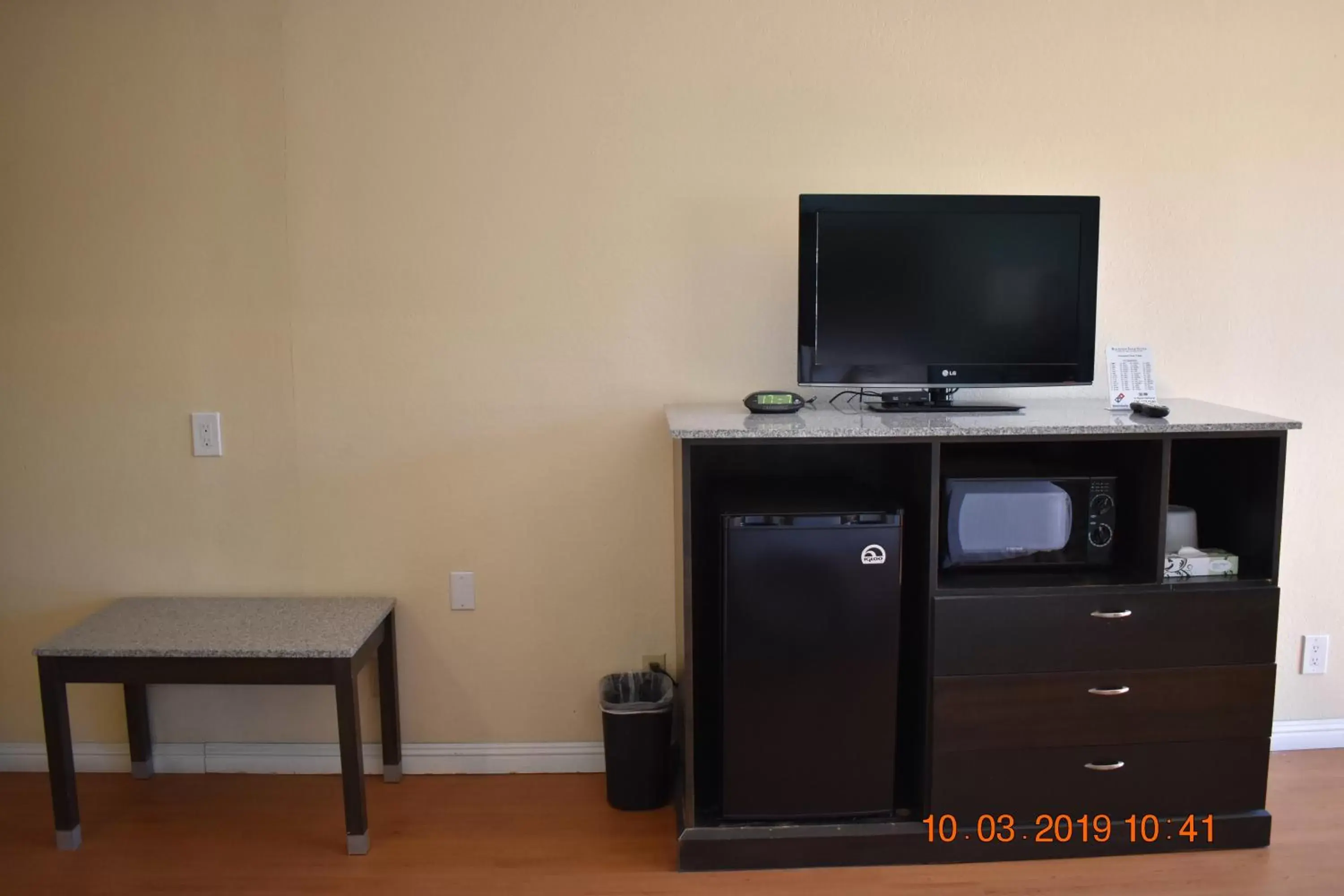 TV/Entertainment Center in Rockview Inn and Suites