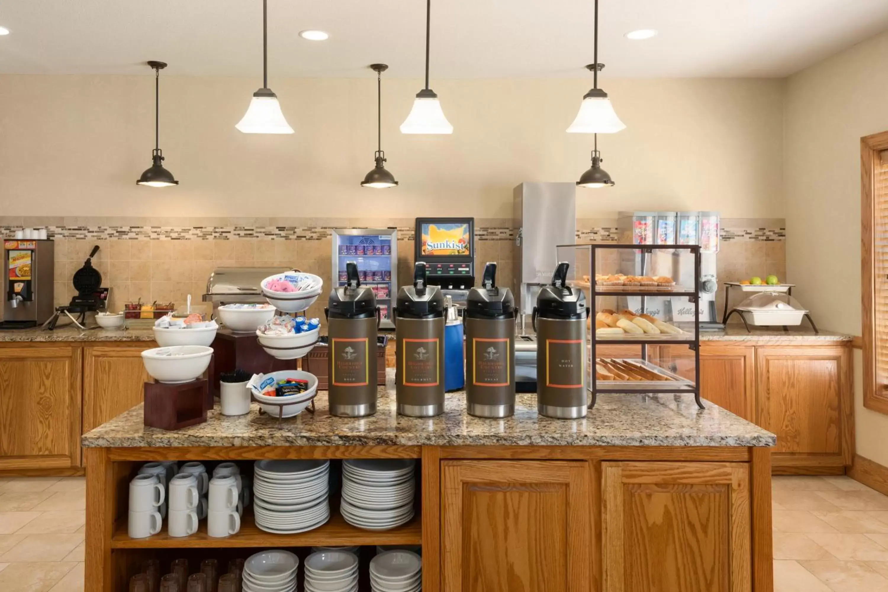 Buffet breakfast, Kitchen/Kitchenette in Country Inn & Suites by Radisson, Davenport, IA