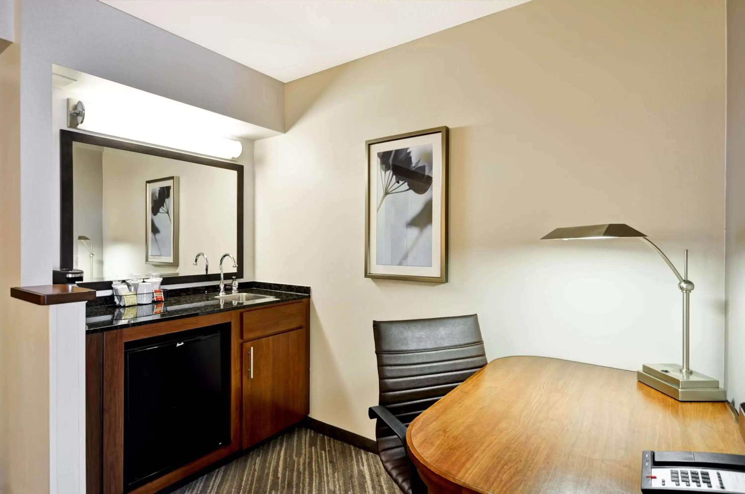 Photo of the whole room, Kitchen/Kitchenette in Hyatt Place Minneapolis Airport South