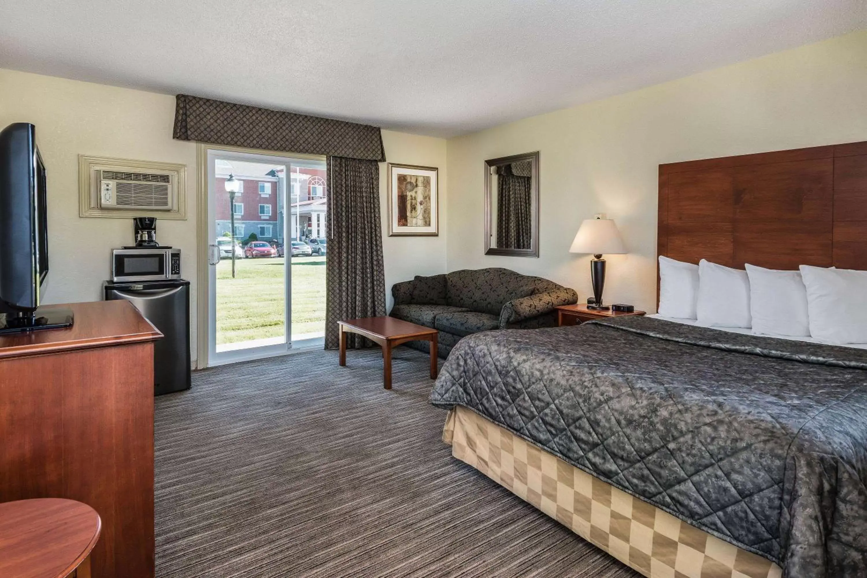 Photo of the whole room in Travelodge by Wyndham Gananoque