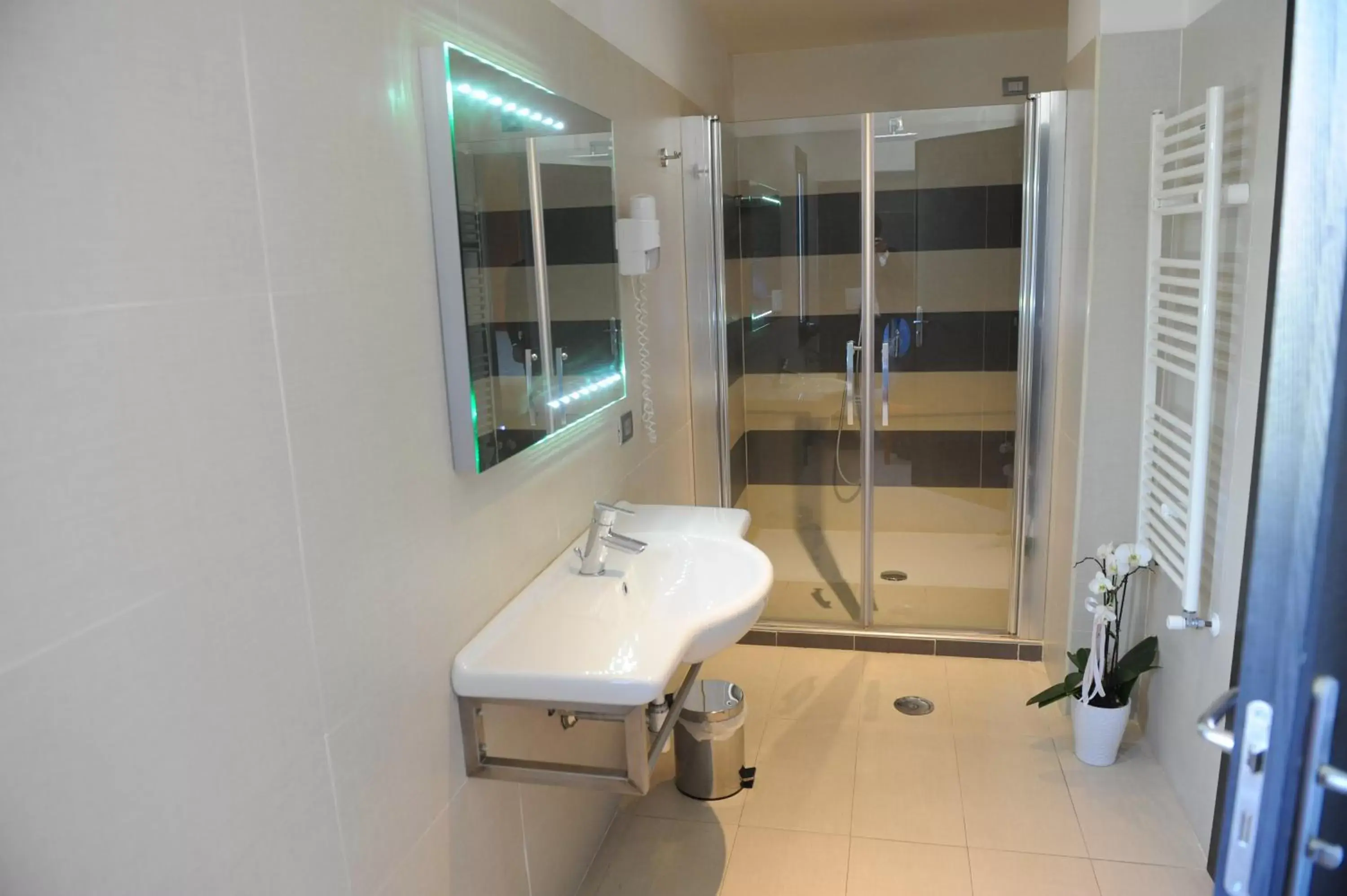 Shower, Bathroom in Hotel Ristorante La Campagnola