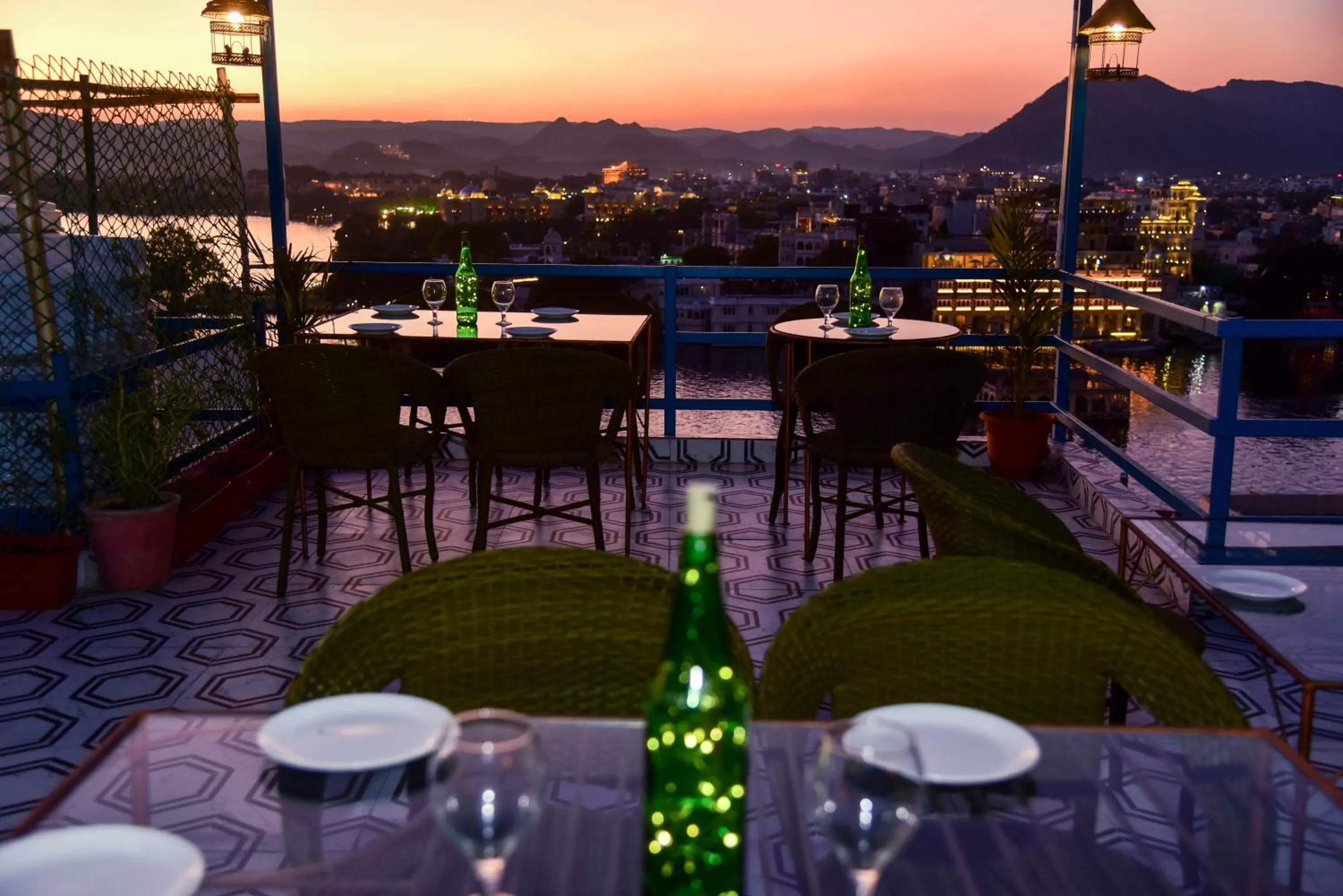 Restaurant/places to eat in Hotel Casa by the lake