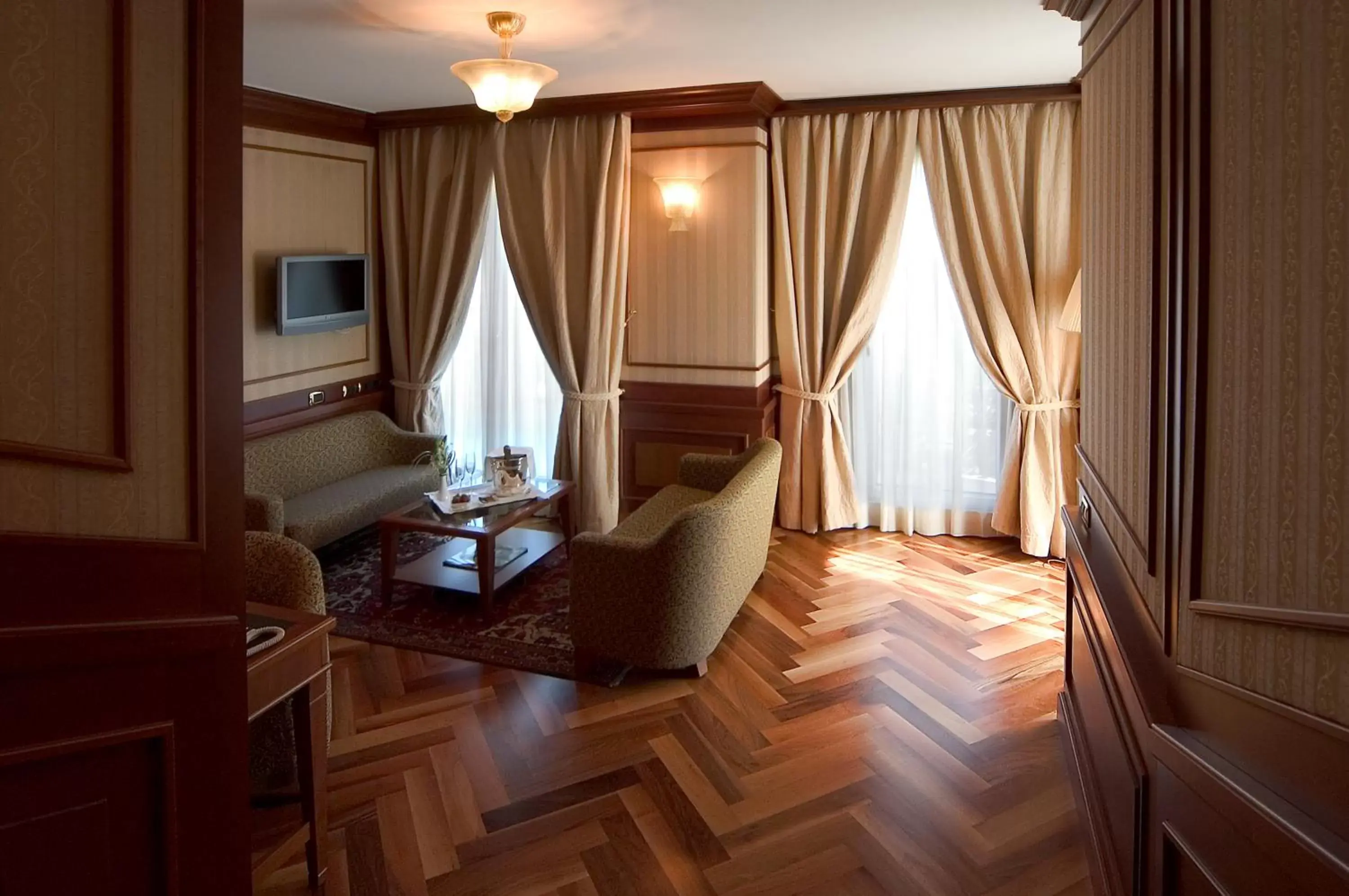 TV and multimedia, Seating Area in Hotel Manzoni