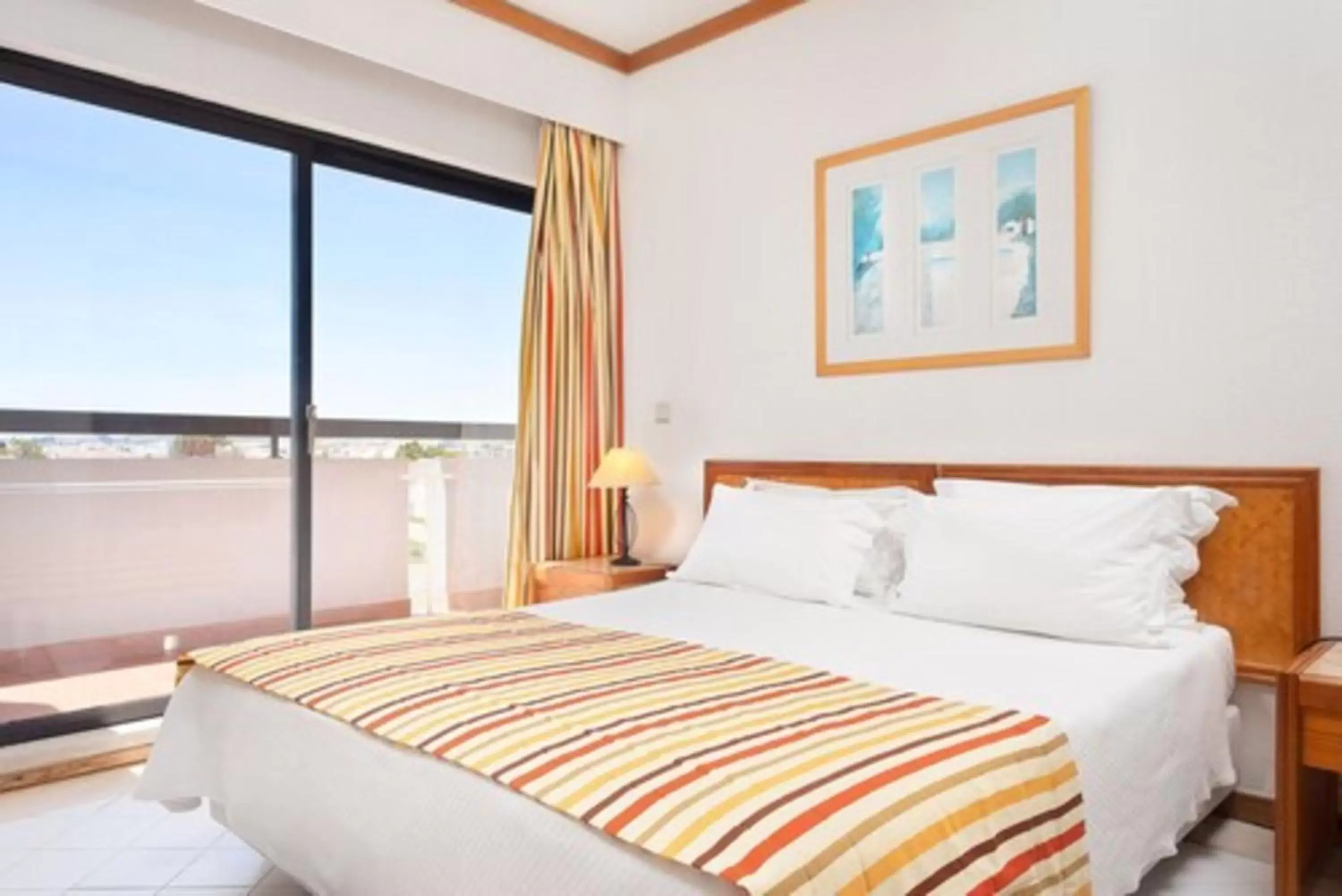 Bed in Muthu Oura Praia Hotel