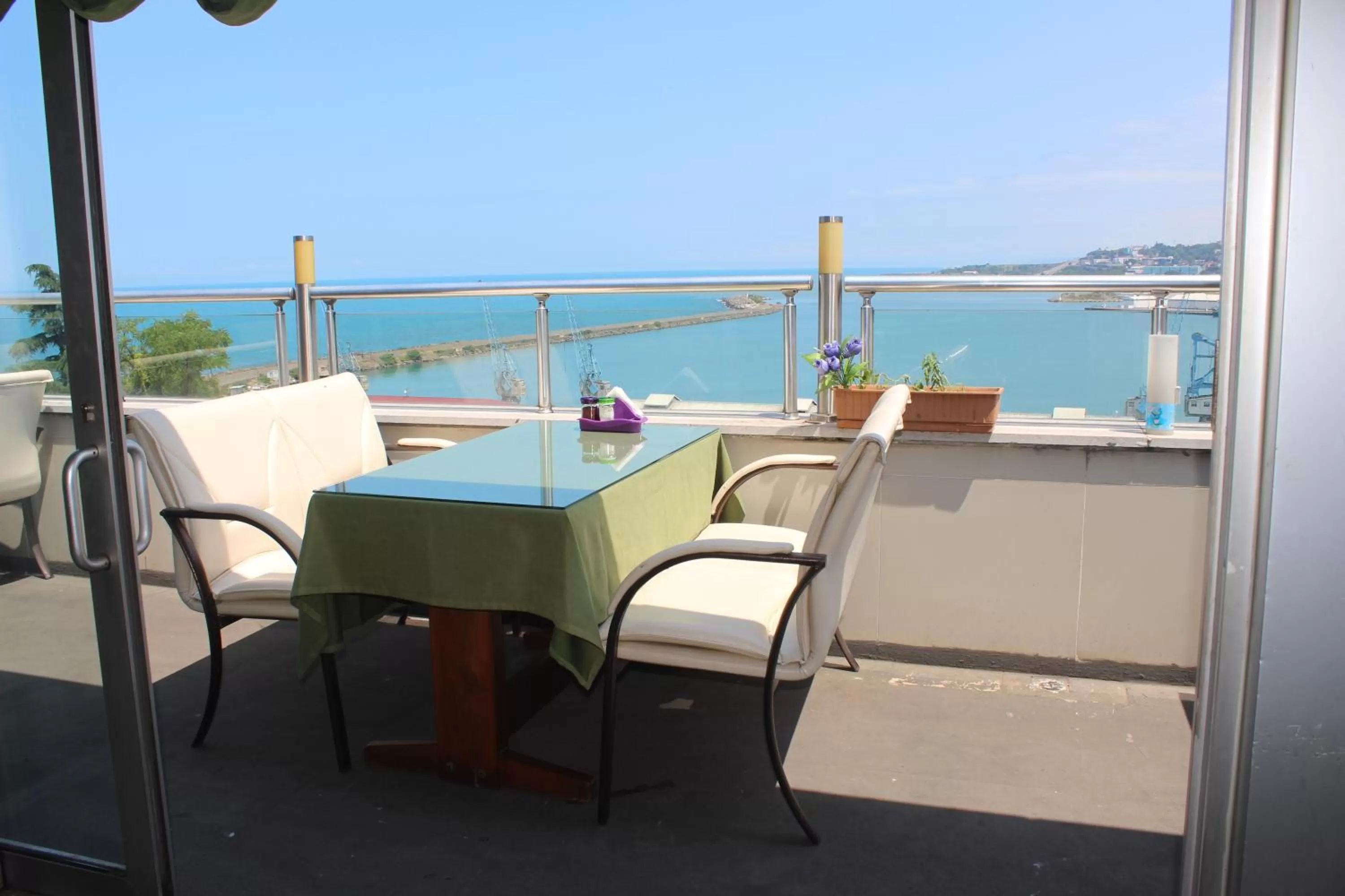 Restaurant/places to eat, Balcony/Terrace in GanitaLife Otel