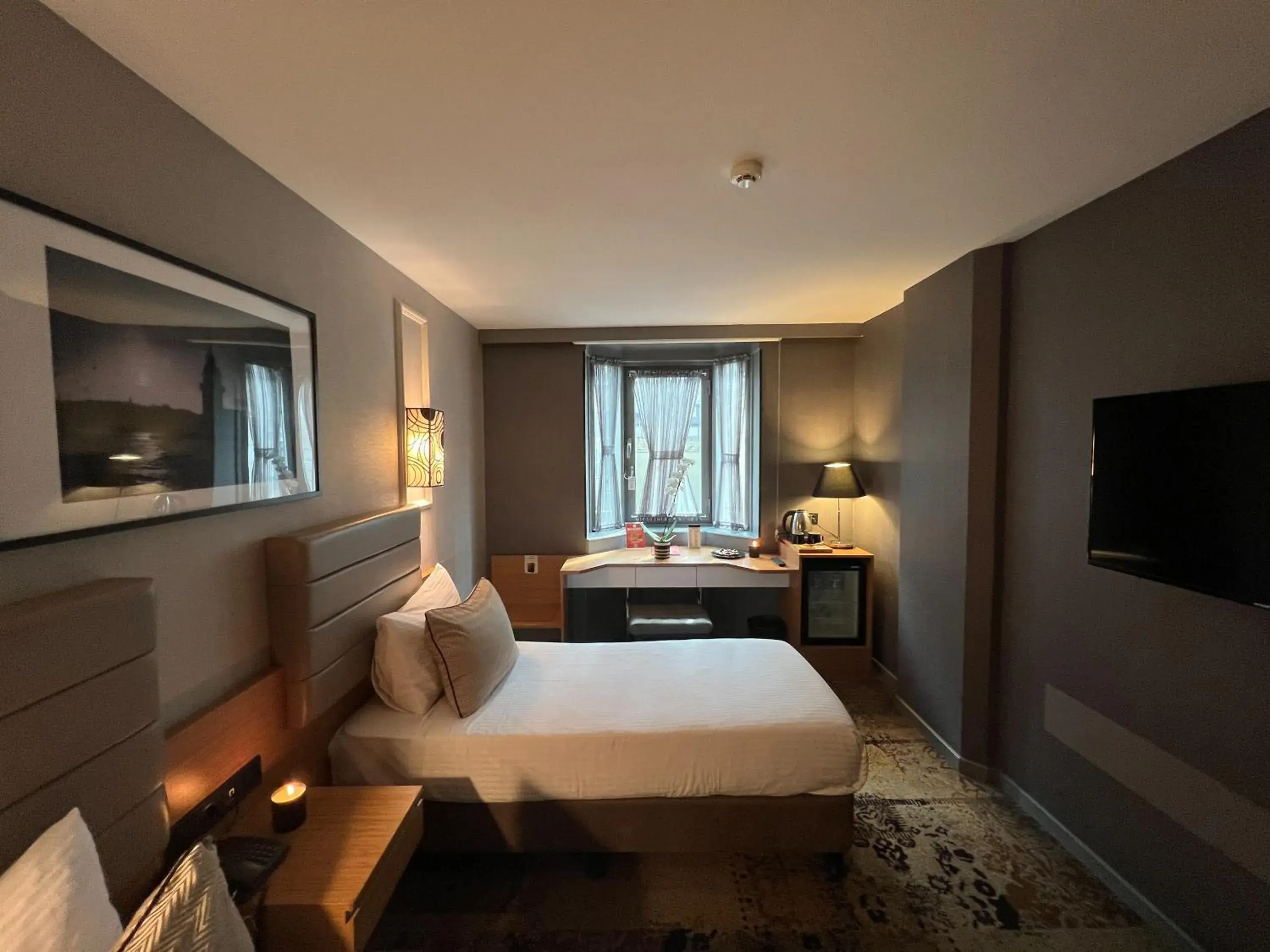 Bedroom, Bed in All Seasons Hotel Bedroom, Bed in All Seasons Hotel