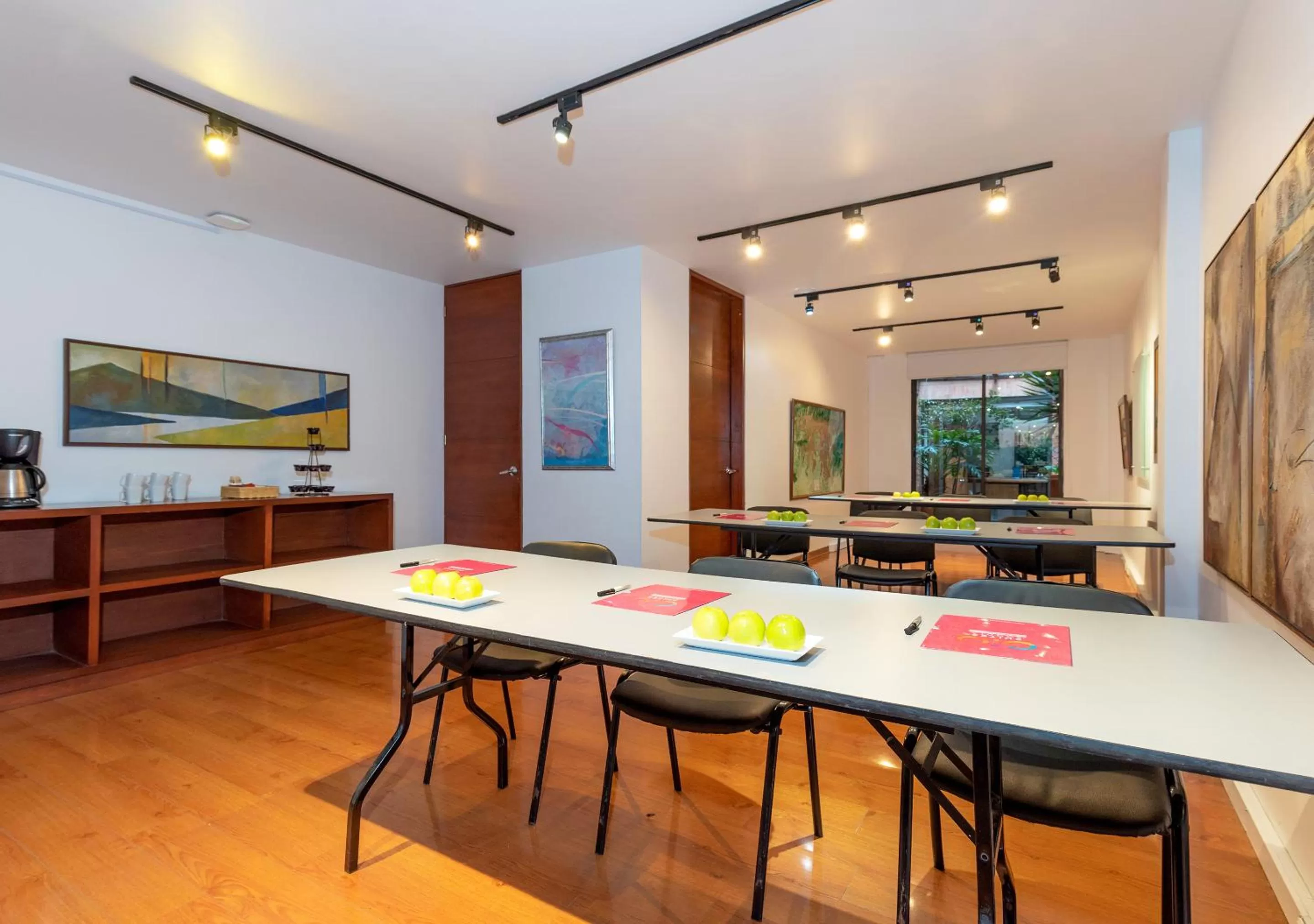 Restaurant/places to eat in Casa Real 93