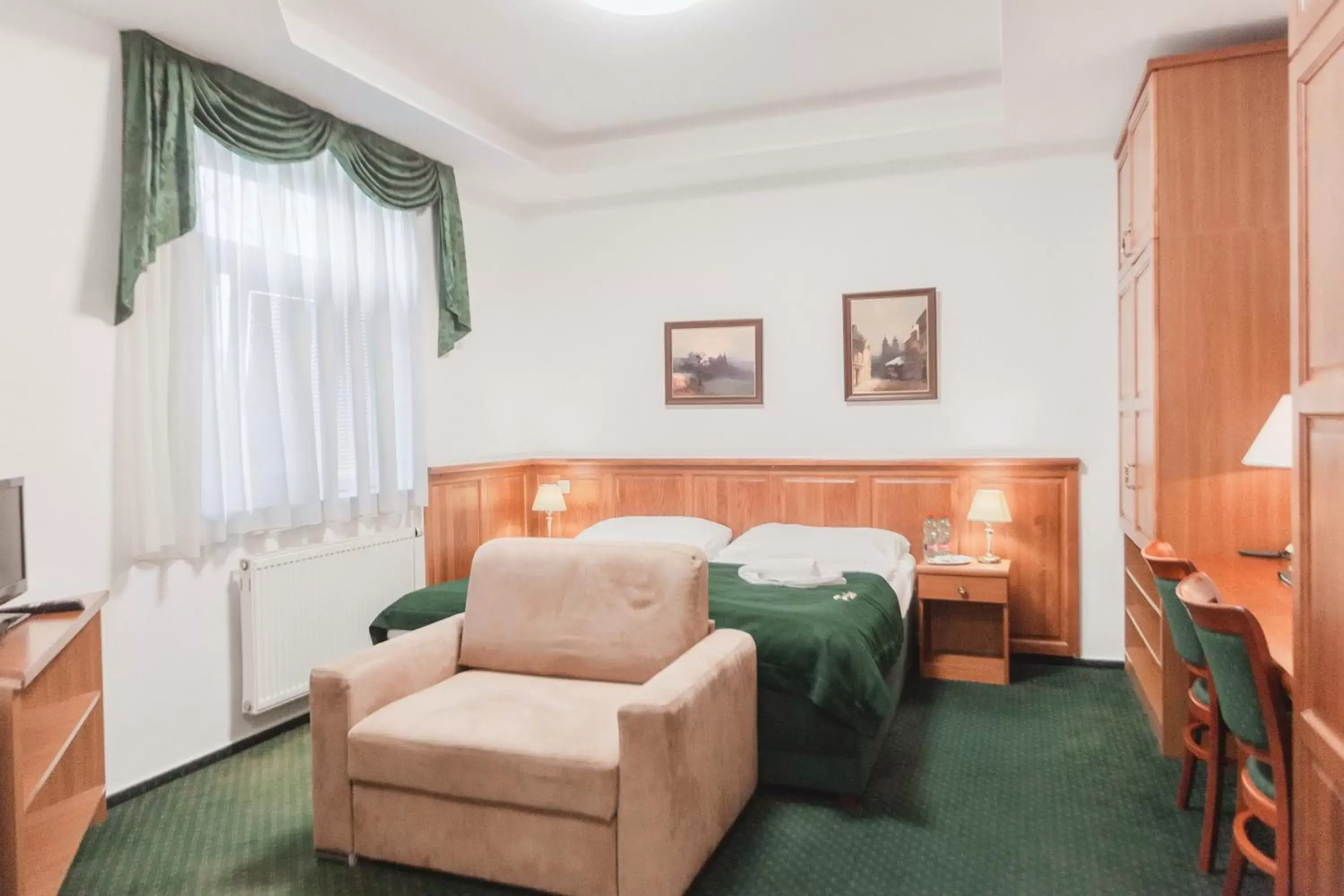 Bed, Seating Area in Hotel Peko