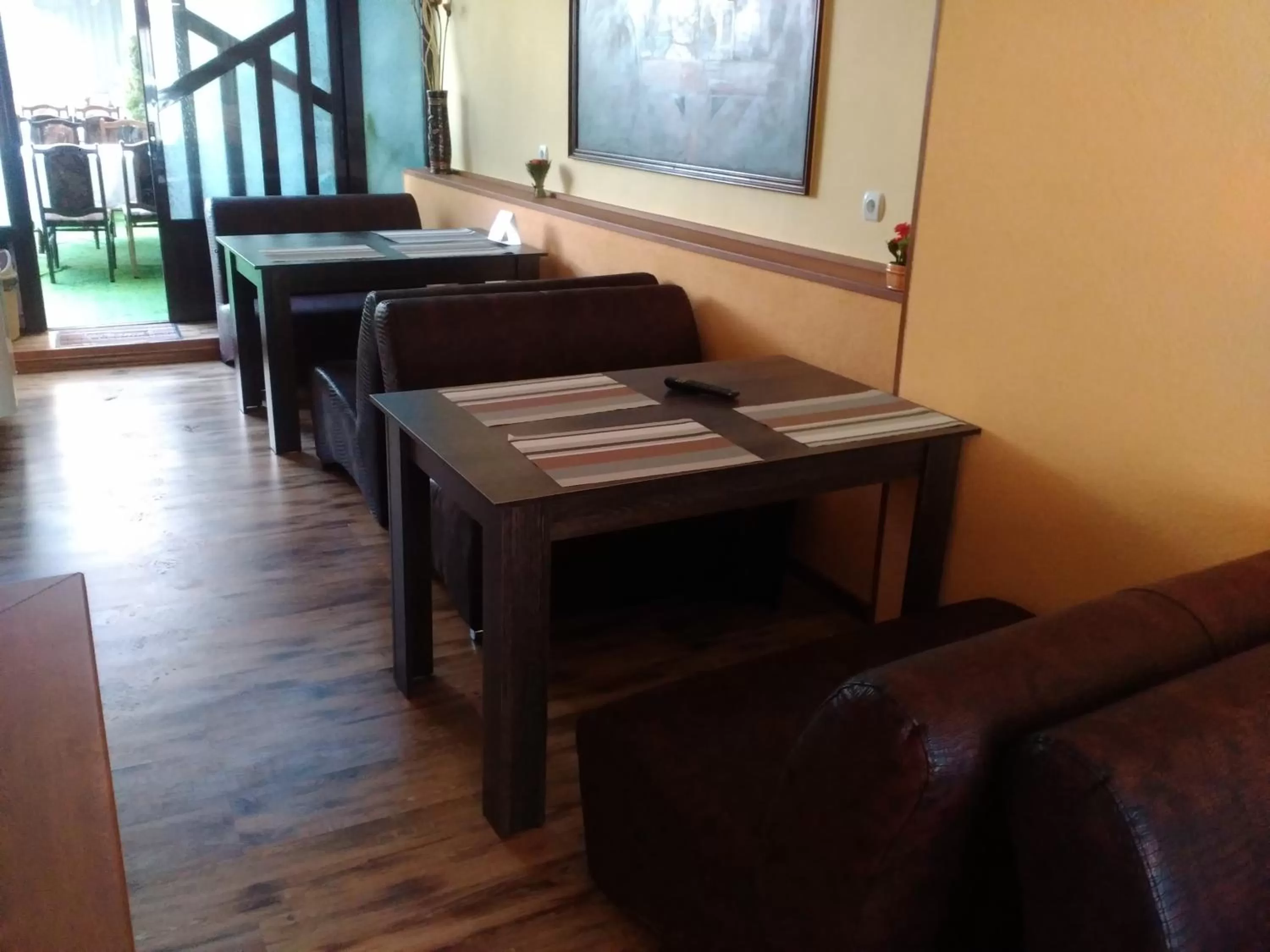 Restaurant/places to eat in Hotel Rade 1