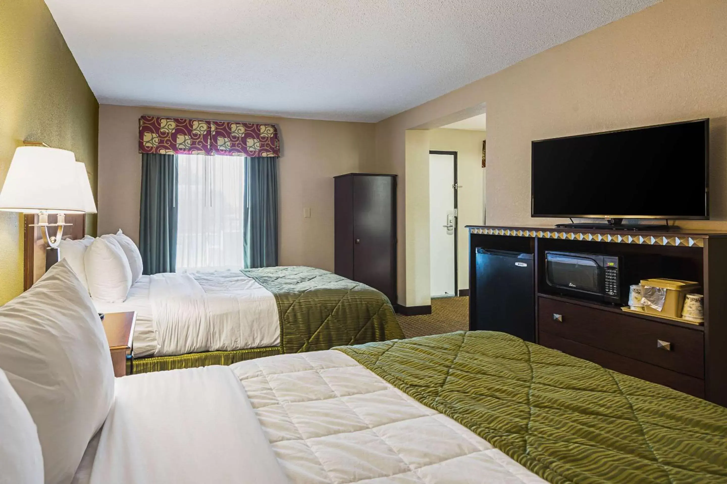 Photo of the whole room, Bed in Quality Inn & Suites Greenville - Haywood Mall