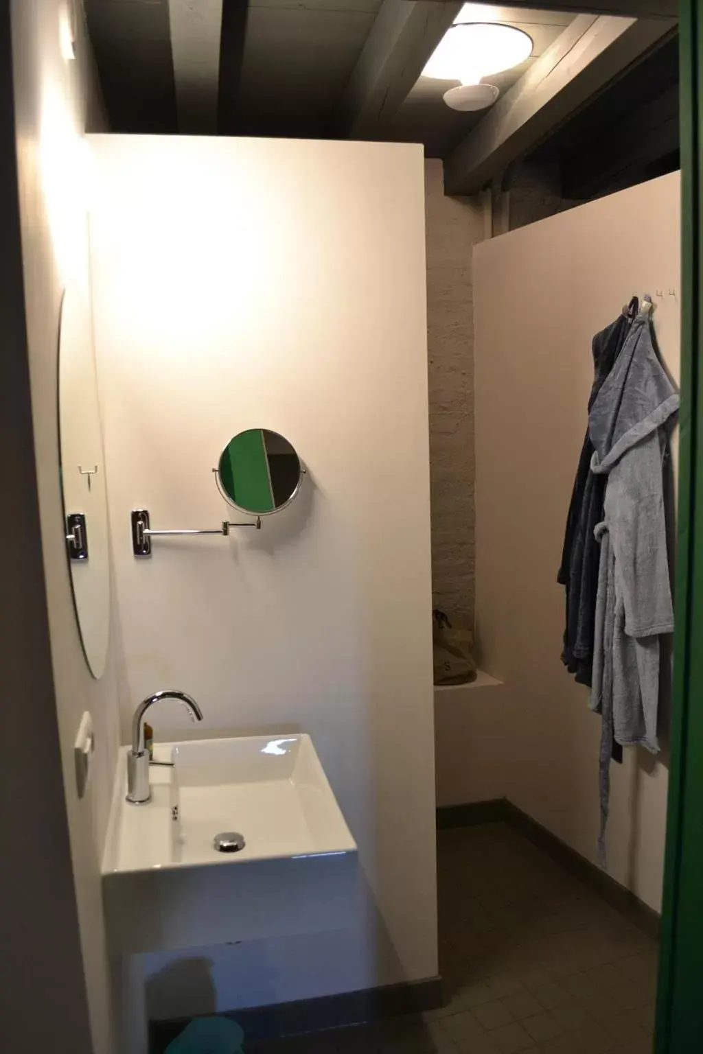 Shower, Bathroom in De Pelsertoren