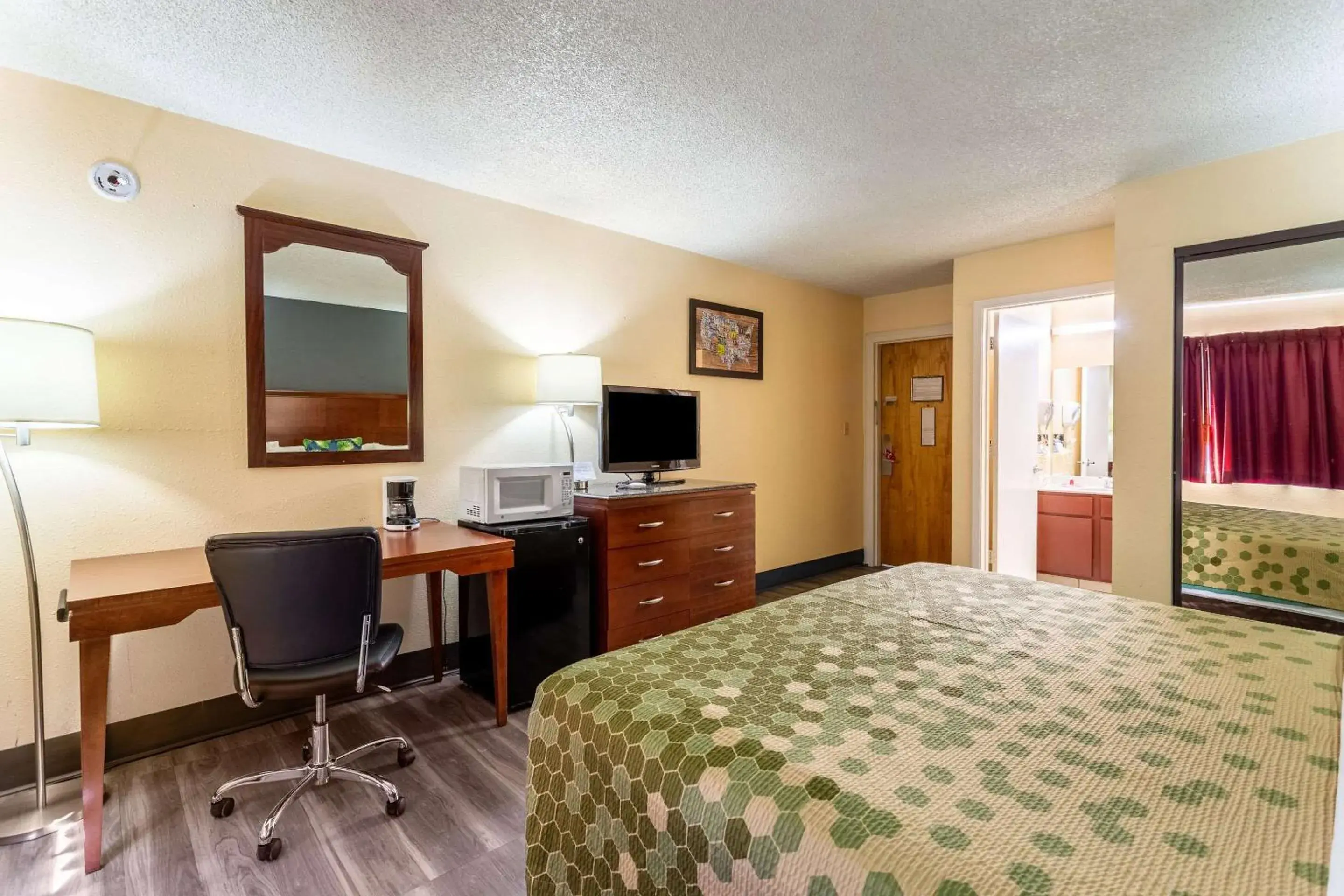 Photo of the whole room, Room Photo in Econo Lodge Gallup