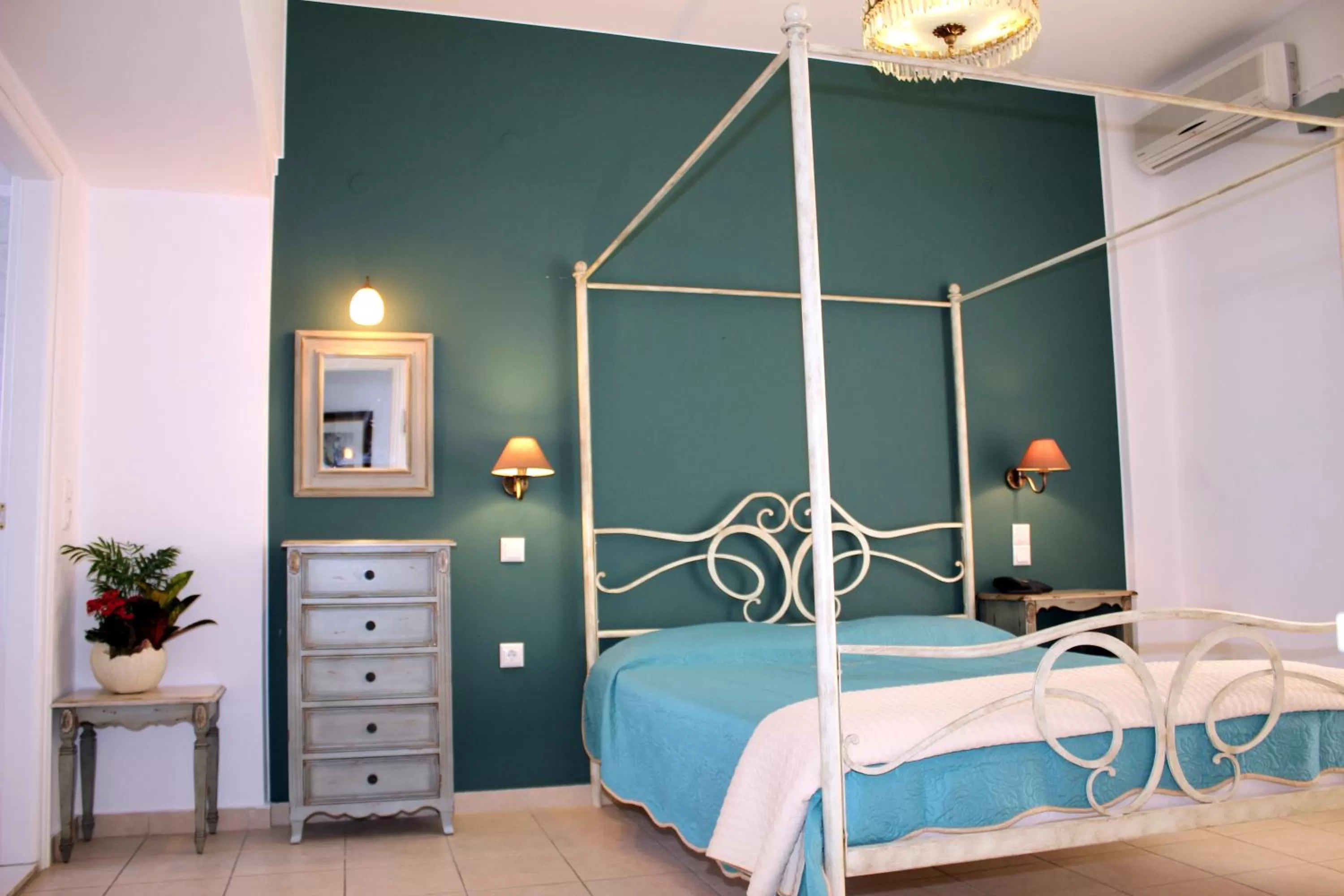 Bed in Ikaros Art Hotel