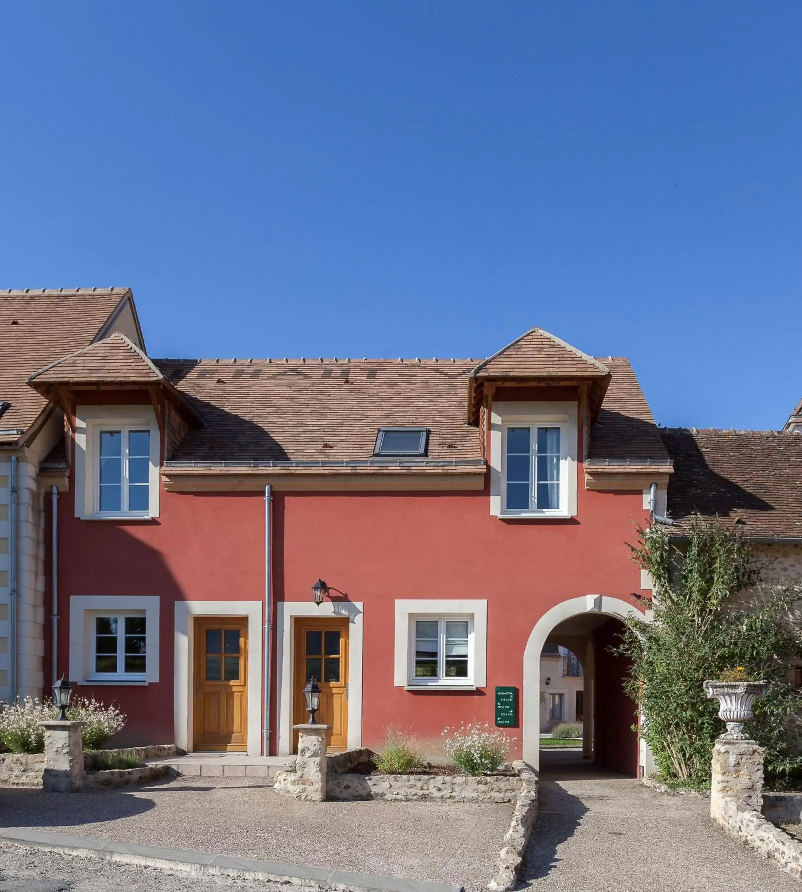 Facade/entrance, Property Building in Hôtel Résidence Normandy Country Club by Popinns