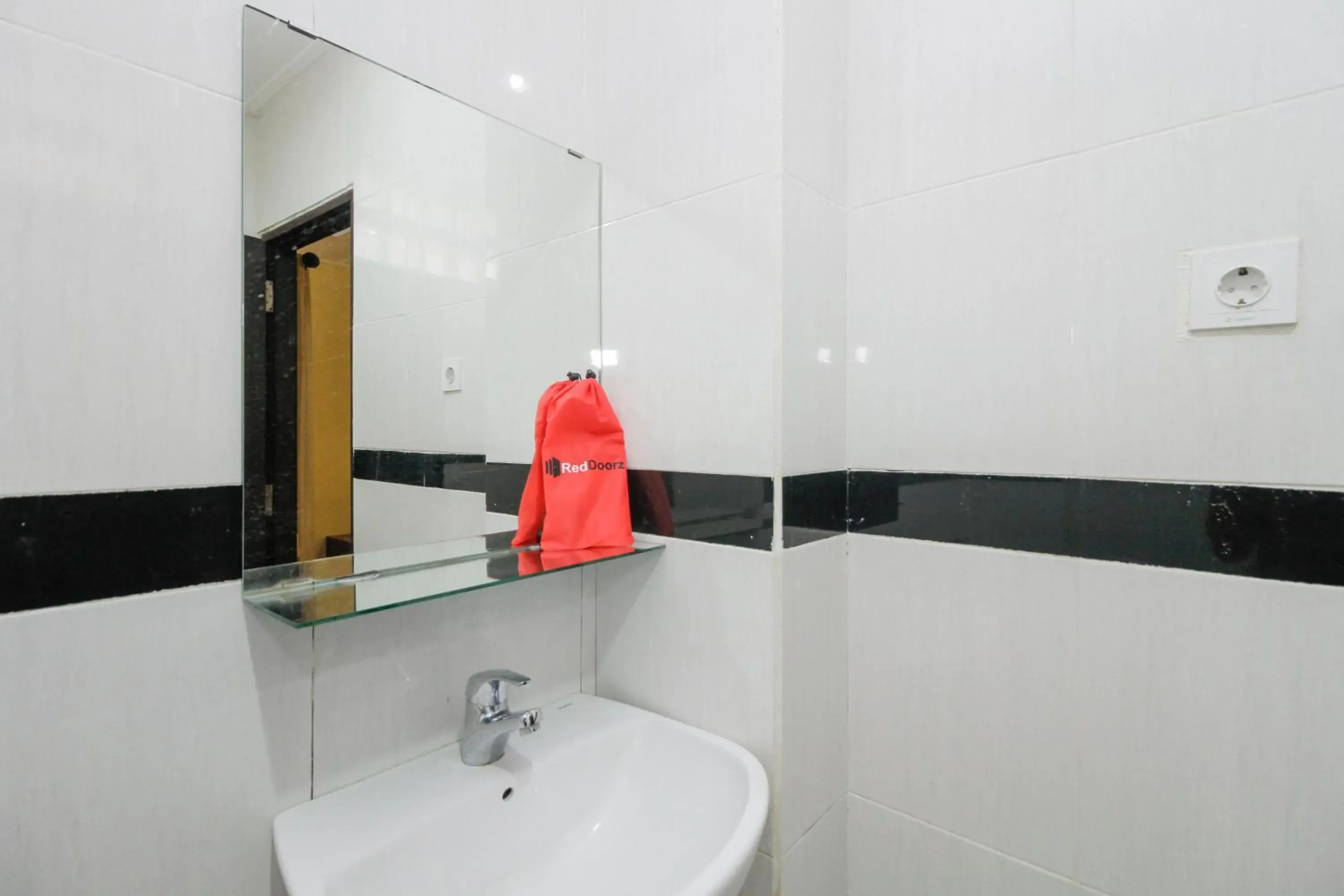 Bathroom in RedDoorz near Taman Samarendah
