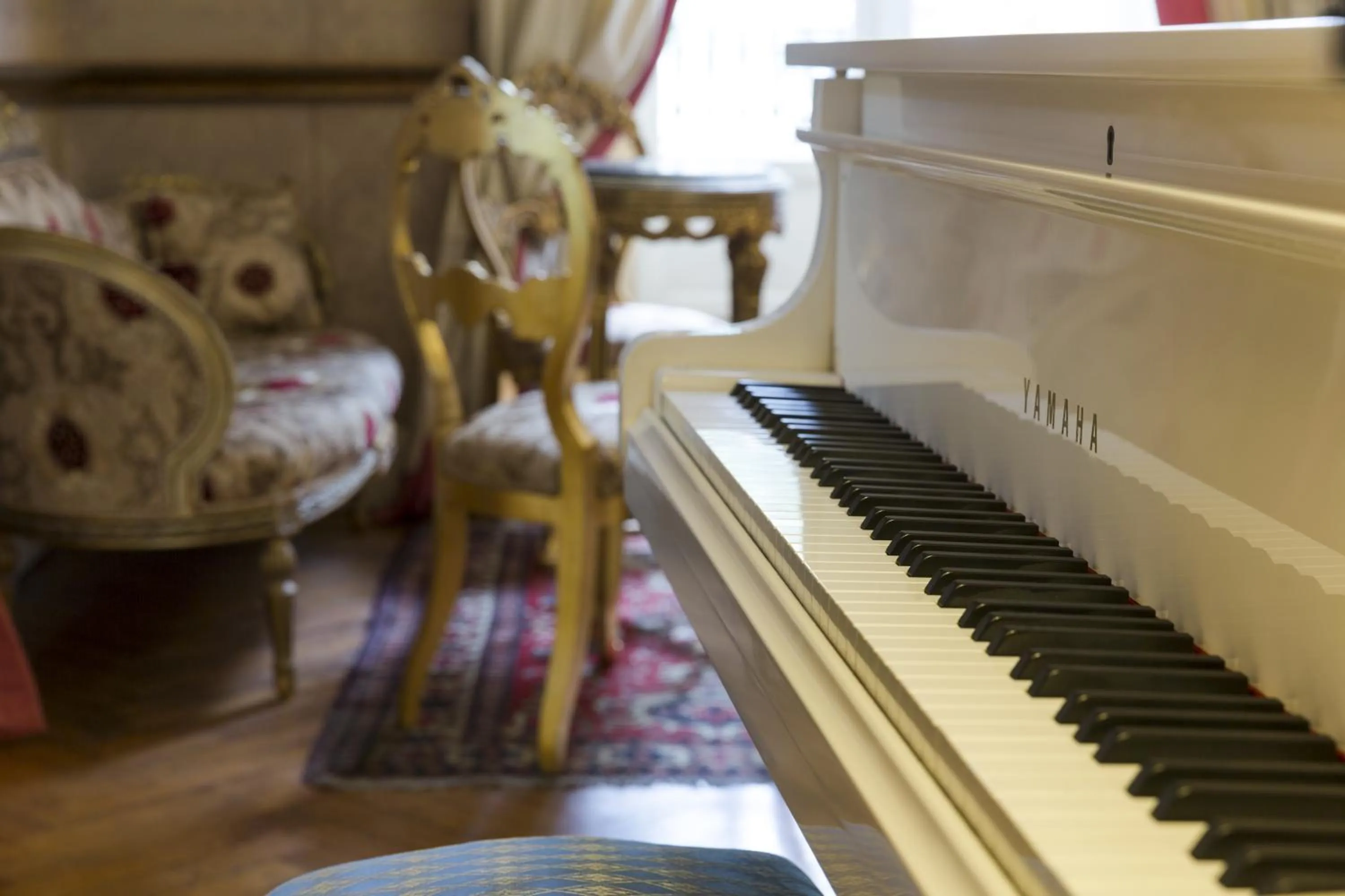 Communal lounge/ TV room in Belle Isle Sur Risle - Chateau Hotel & Spa