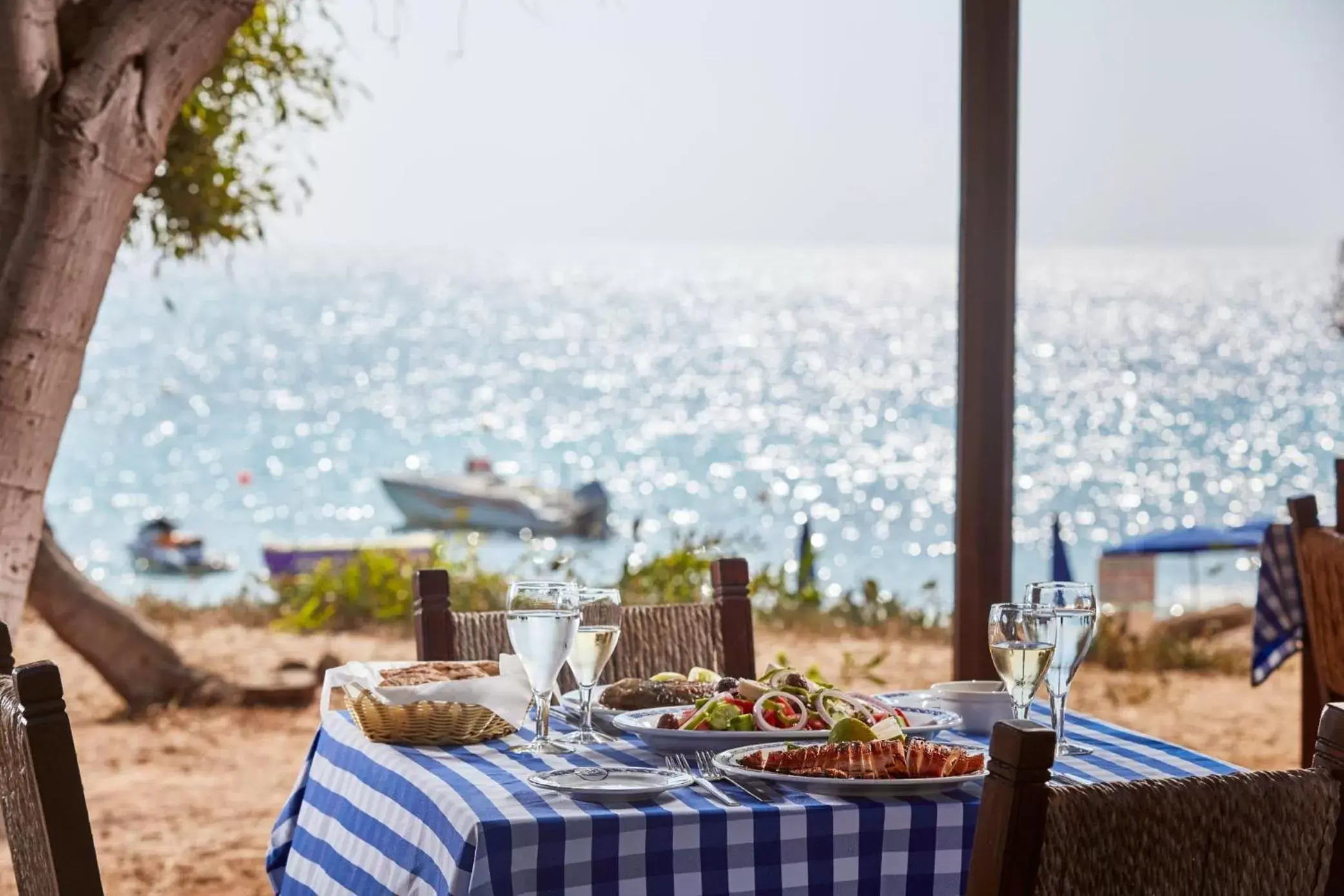 Restaurant/places to eat in Grecian Bay