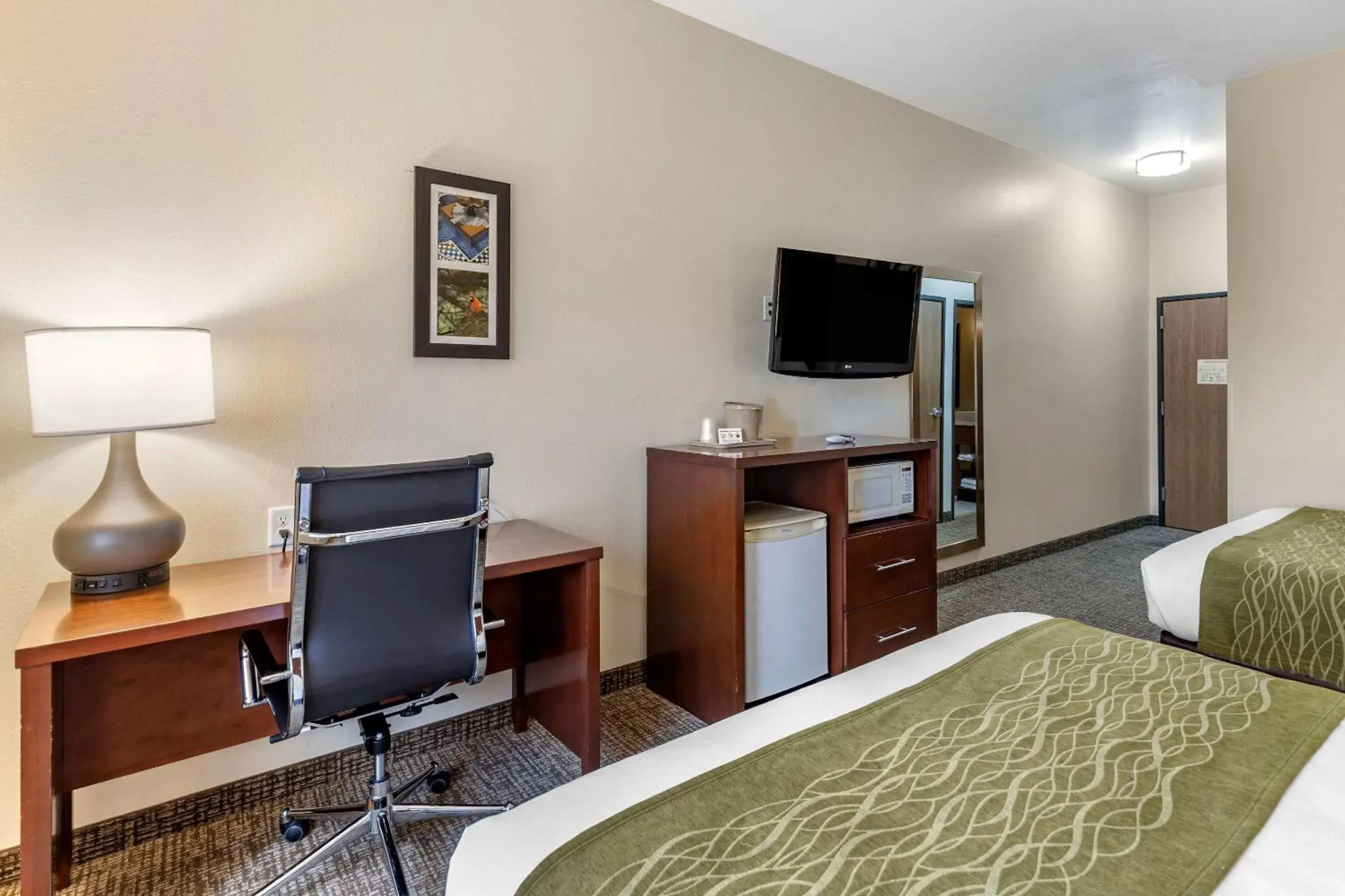 Bedroom, TV/Entertainment Center in Comfort Inn & Suites Greenville I-70