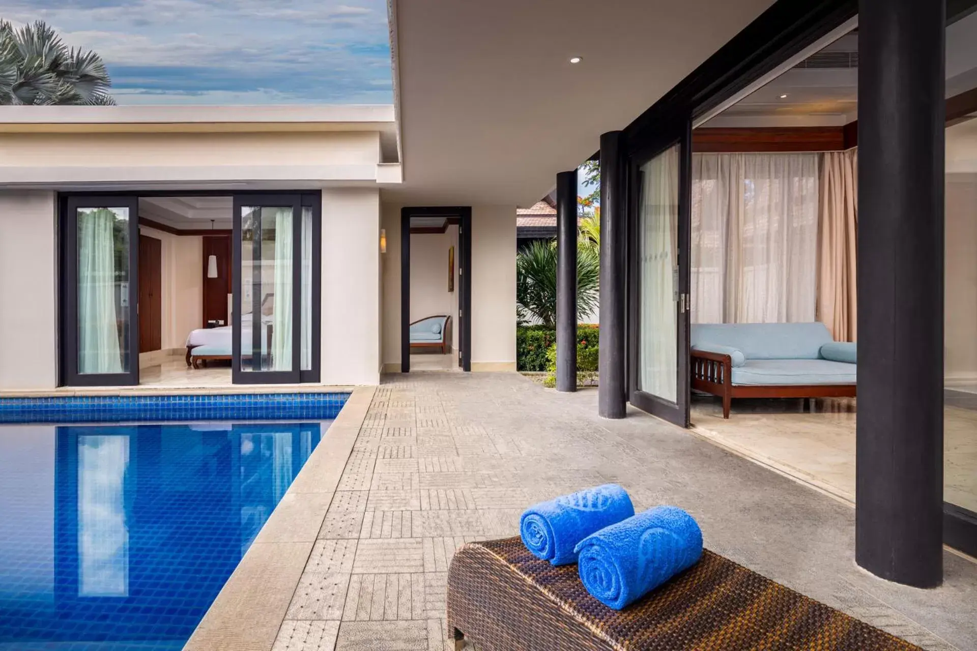 Property building, Swimming Pool in Pullman Sanya Yalong Bay Villas & Resort