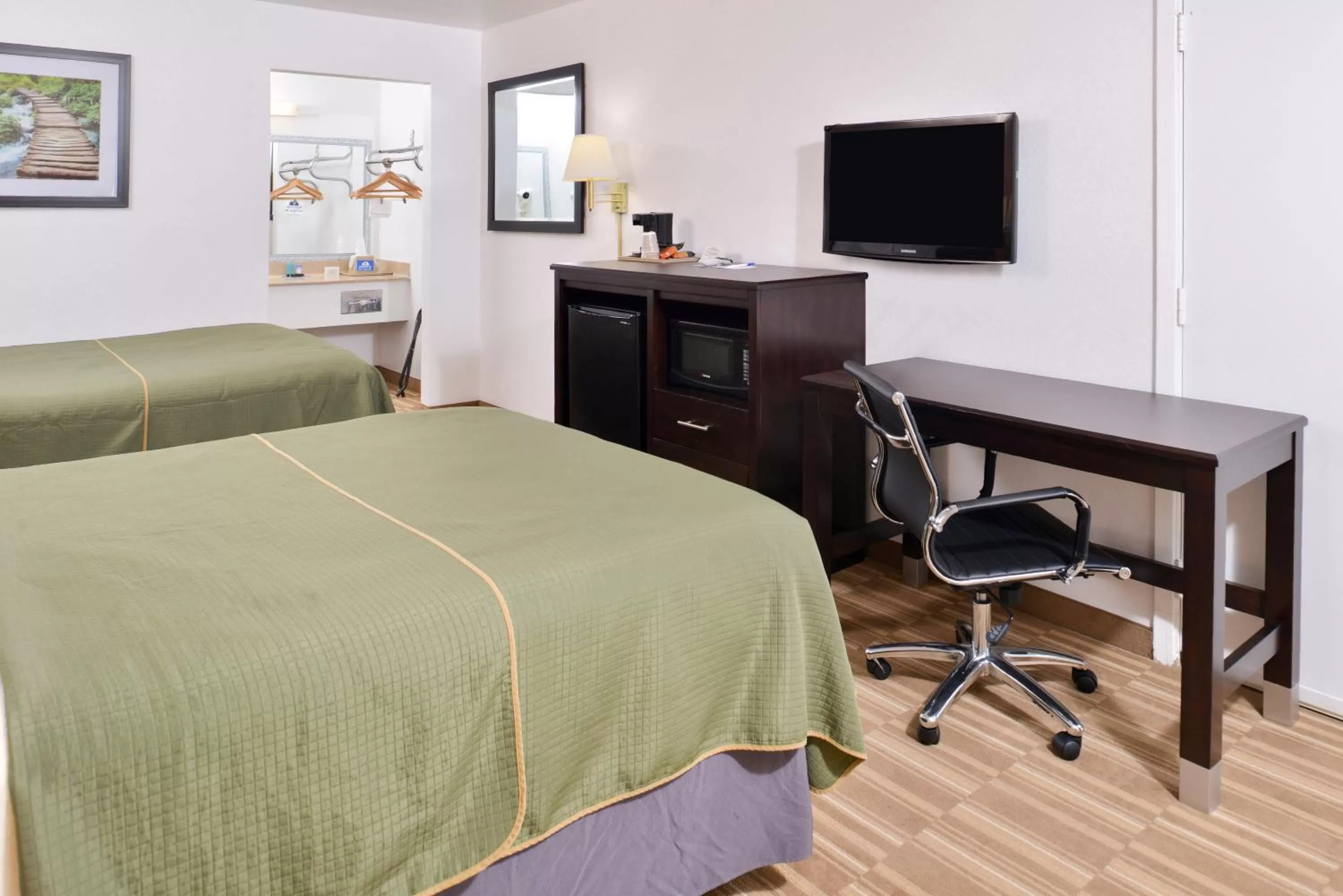 Coffee/tea facilities, Bed in Americas Best Value Inn Clute