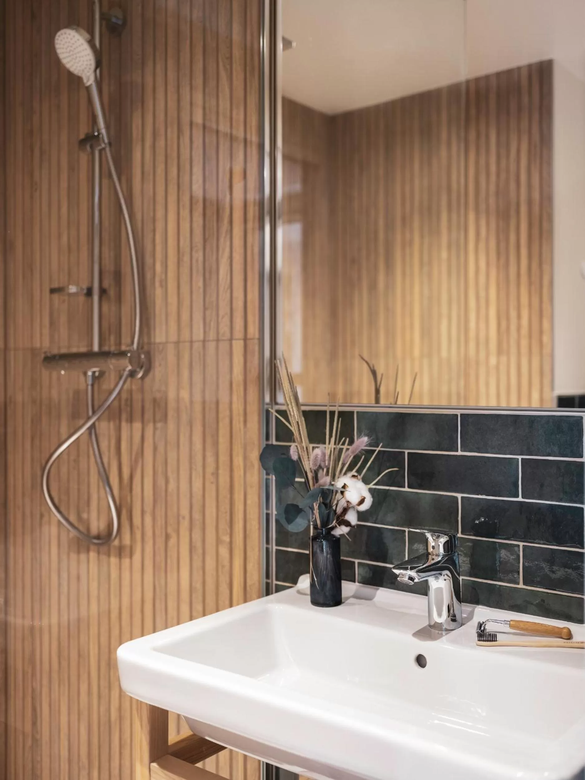 Shower in La Belle Ville