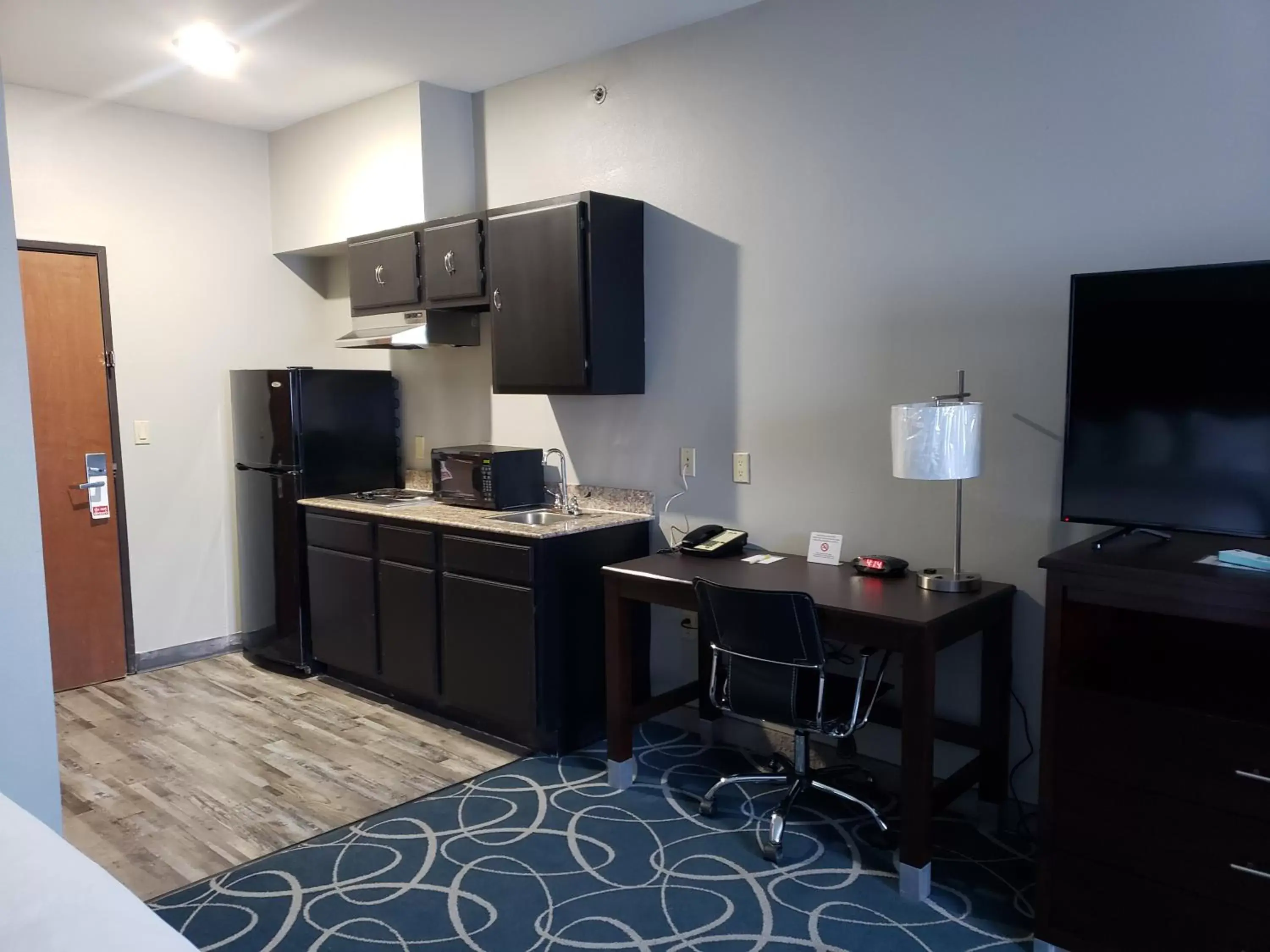 TV and multimedia, Kitchen/Kitchenette in Days Inn & Suites by Wyndham Cleburne TX