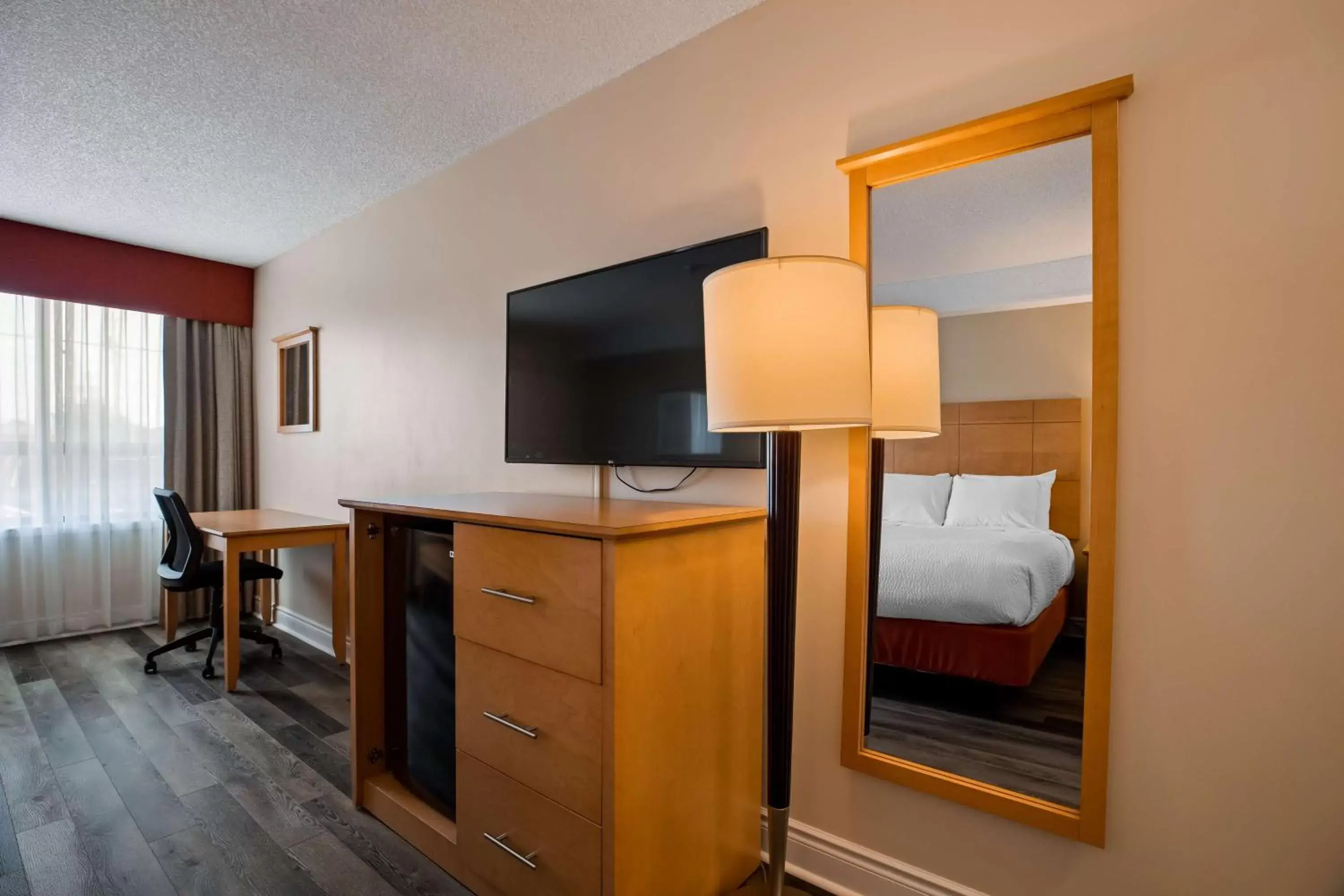 Photo of the whole room, TV/Entertainment Center in Best Western Smiths Falls Hotel