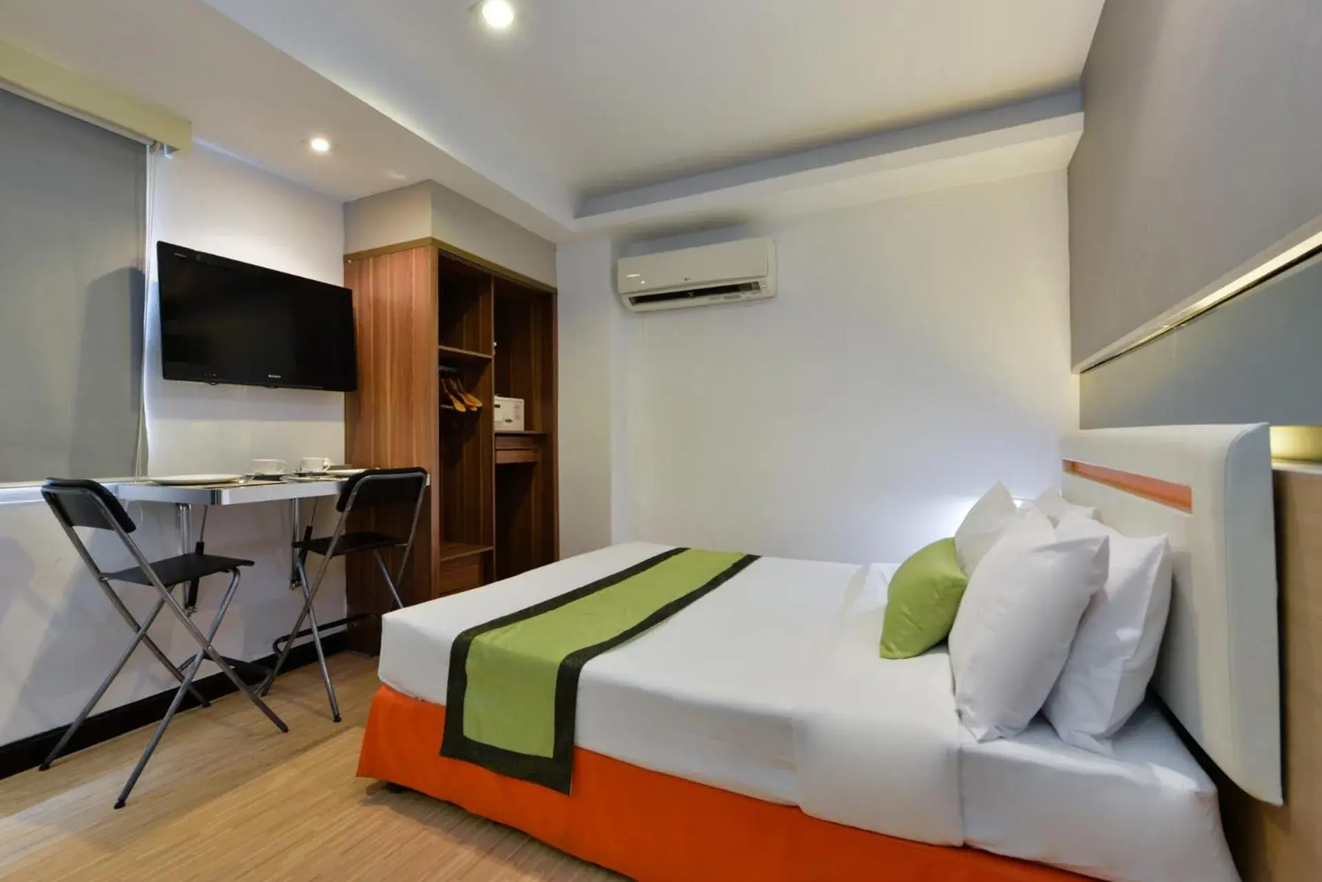 Bedroom, Bed in Arawana Express Phromphong