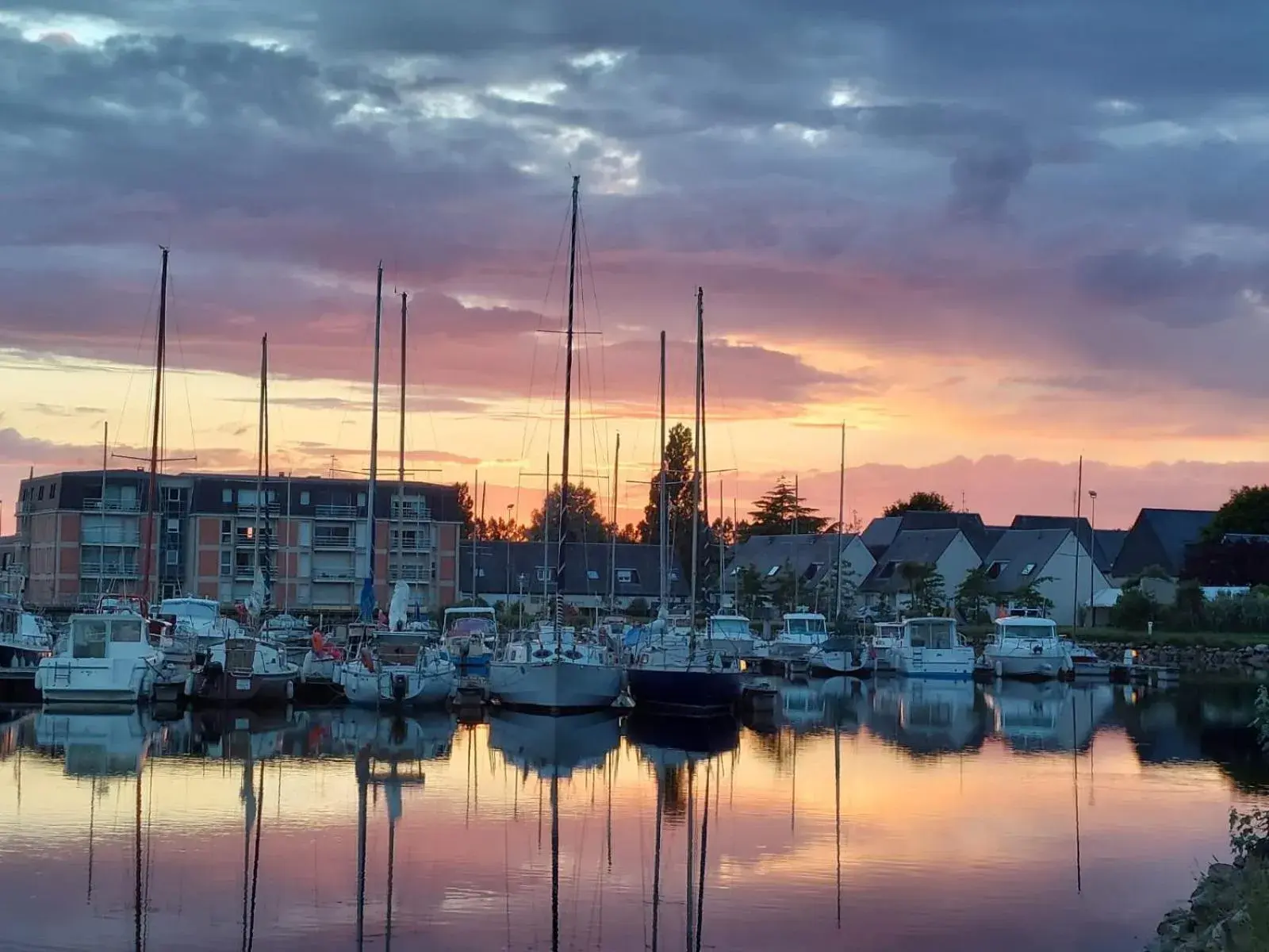 Sunrise/Sunset in Kyriad Hotel - Restaurant Carentan