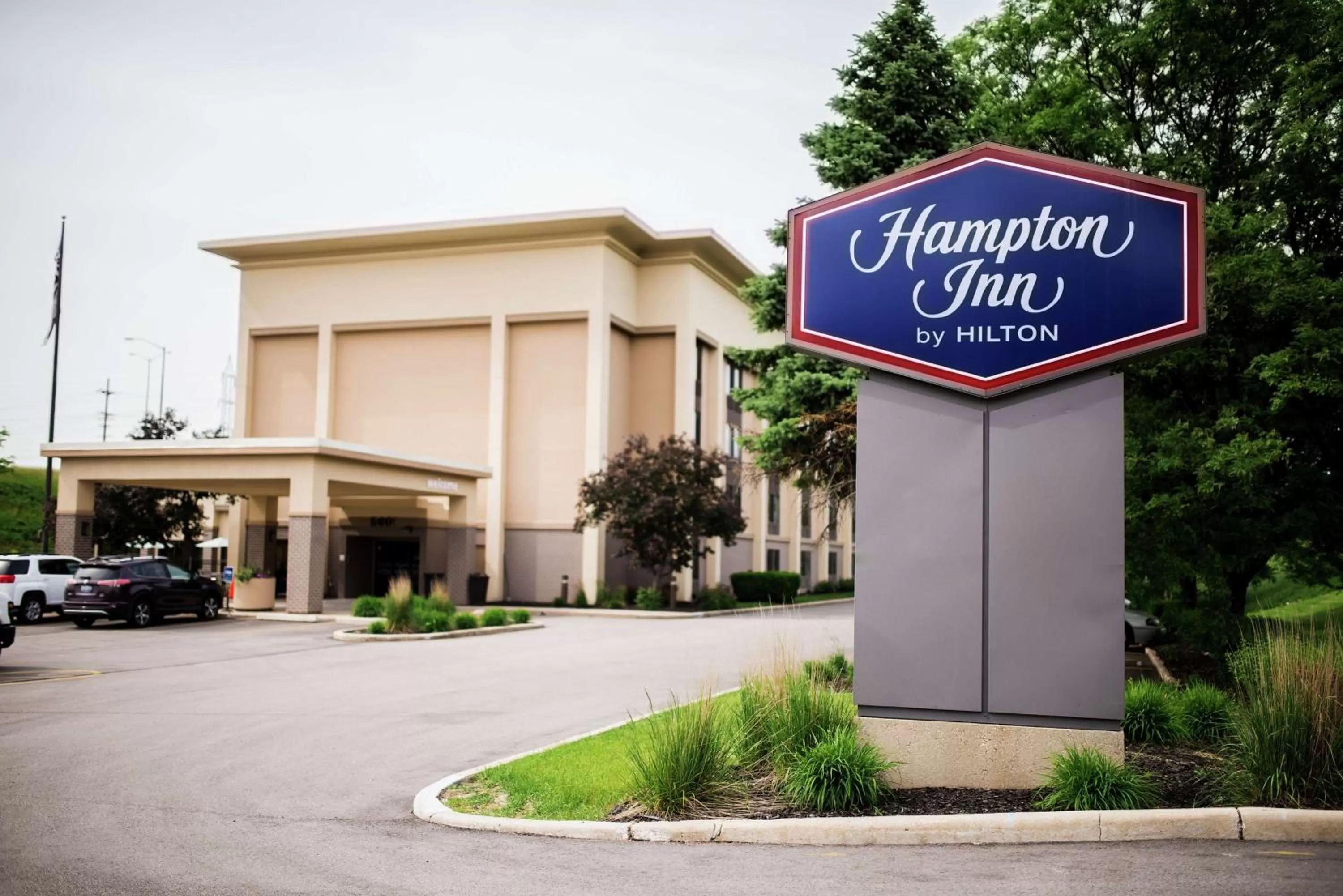 Property building in Hampton Inn Milwaukee Northwest