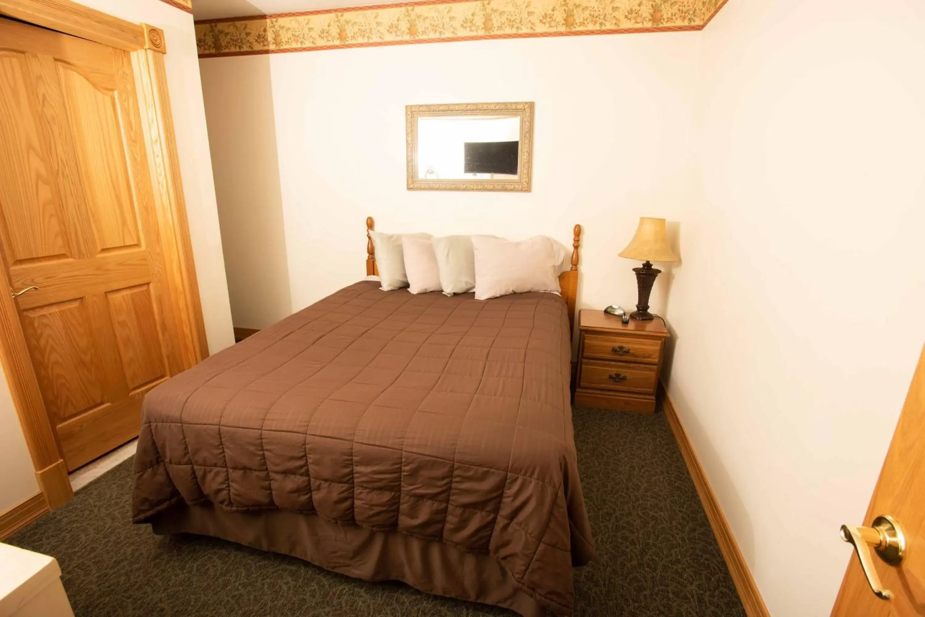 Bedroom, Bed in Blue Spruce Motel