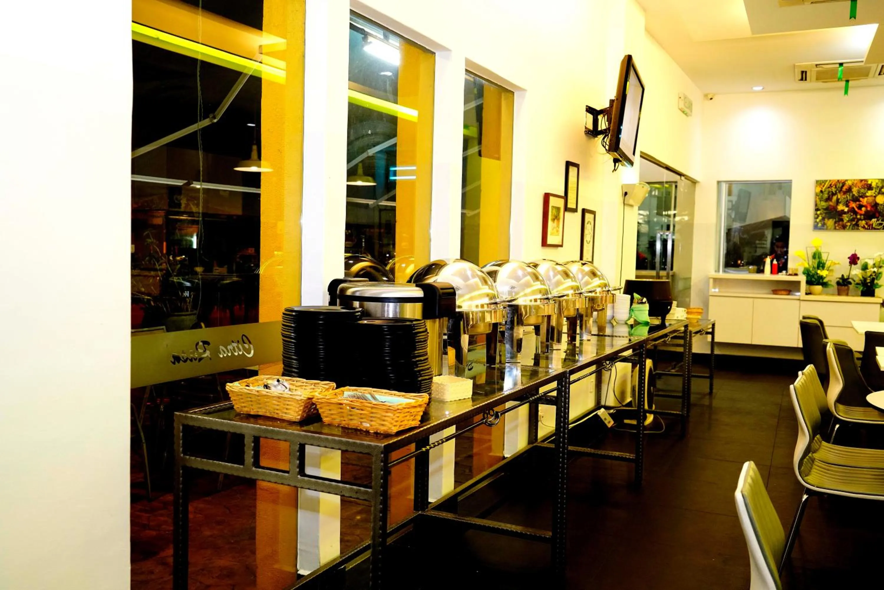 Restaurant/places to eat in Alami Garden Hotel