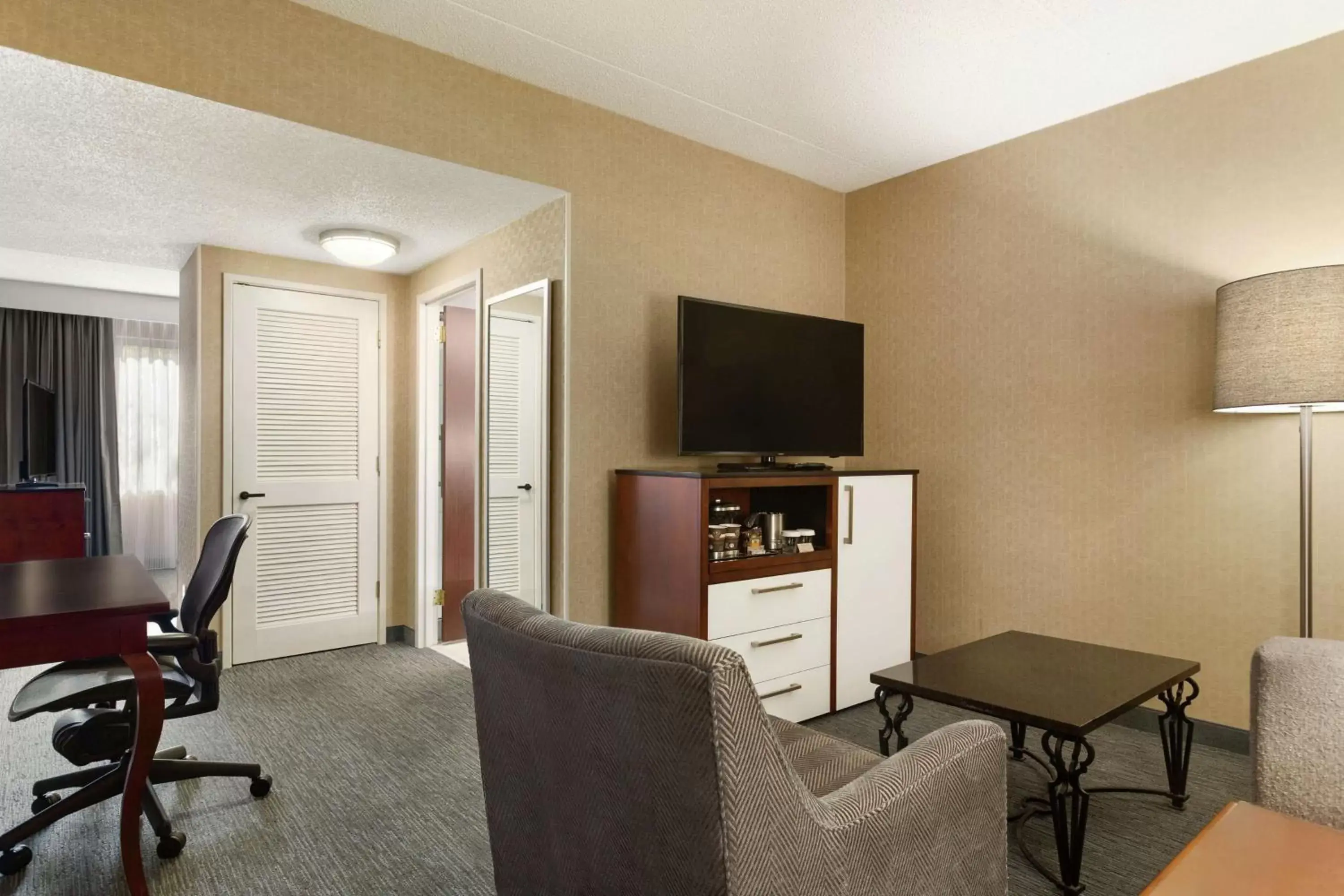 Bedroom, TV/Entertainment Center in DoubleTree by Hilton Hotel Detroit - Novi