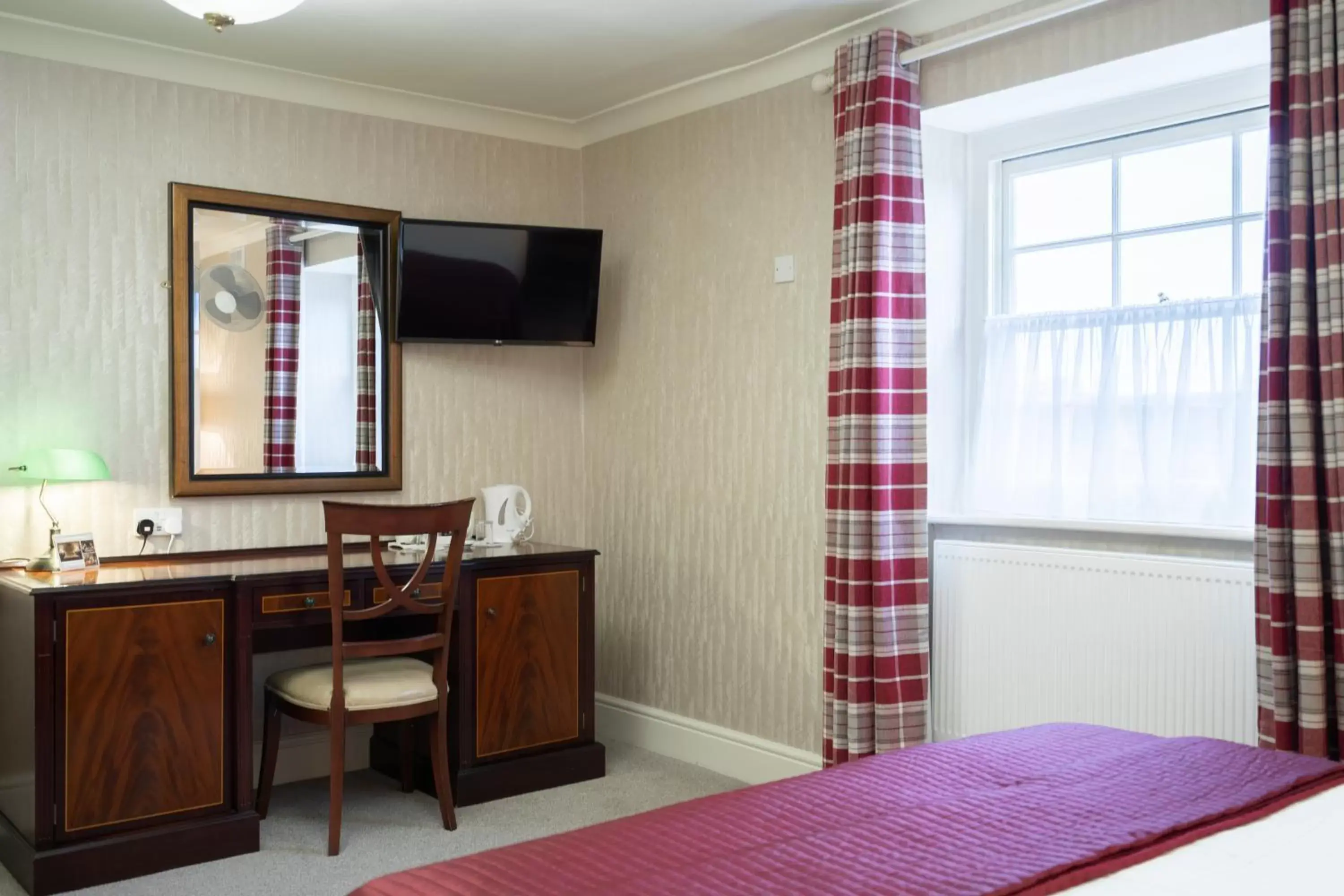 Bedroom, TV/Entertainment Center in The Clarendon Hotel
