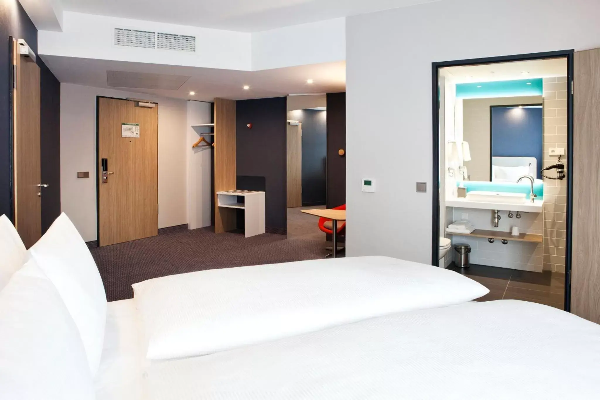 Photo of the whole room, Bed in Holiday Inn Express - Düsseldorf Airport