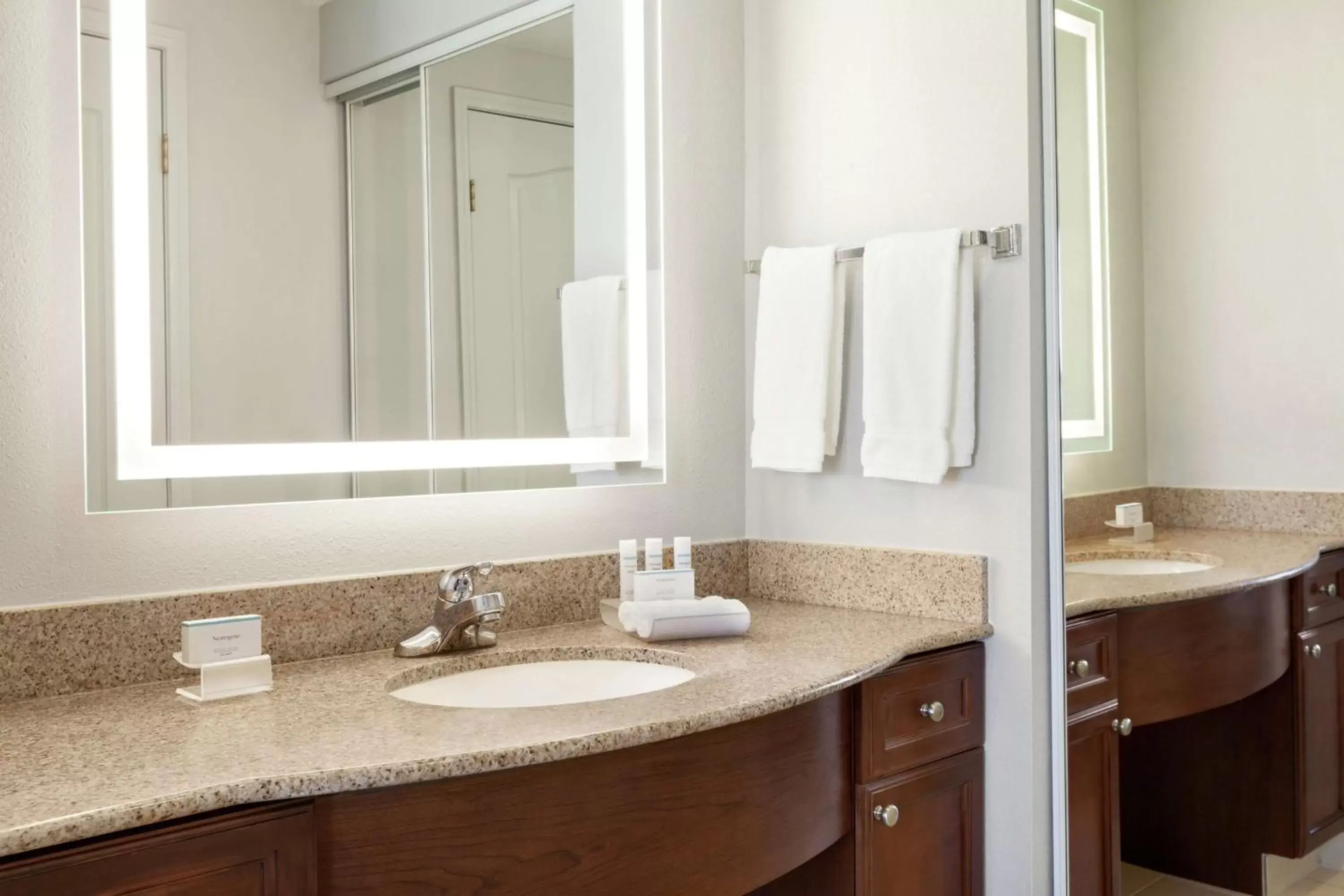 Bathroom in Homewood Suites by Hilton Sacramento/Roseville