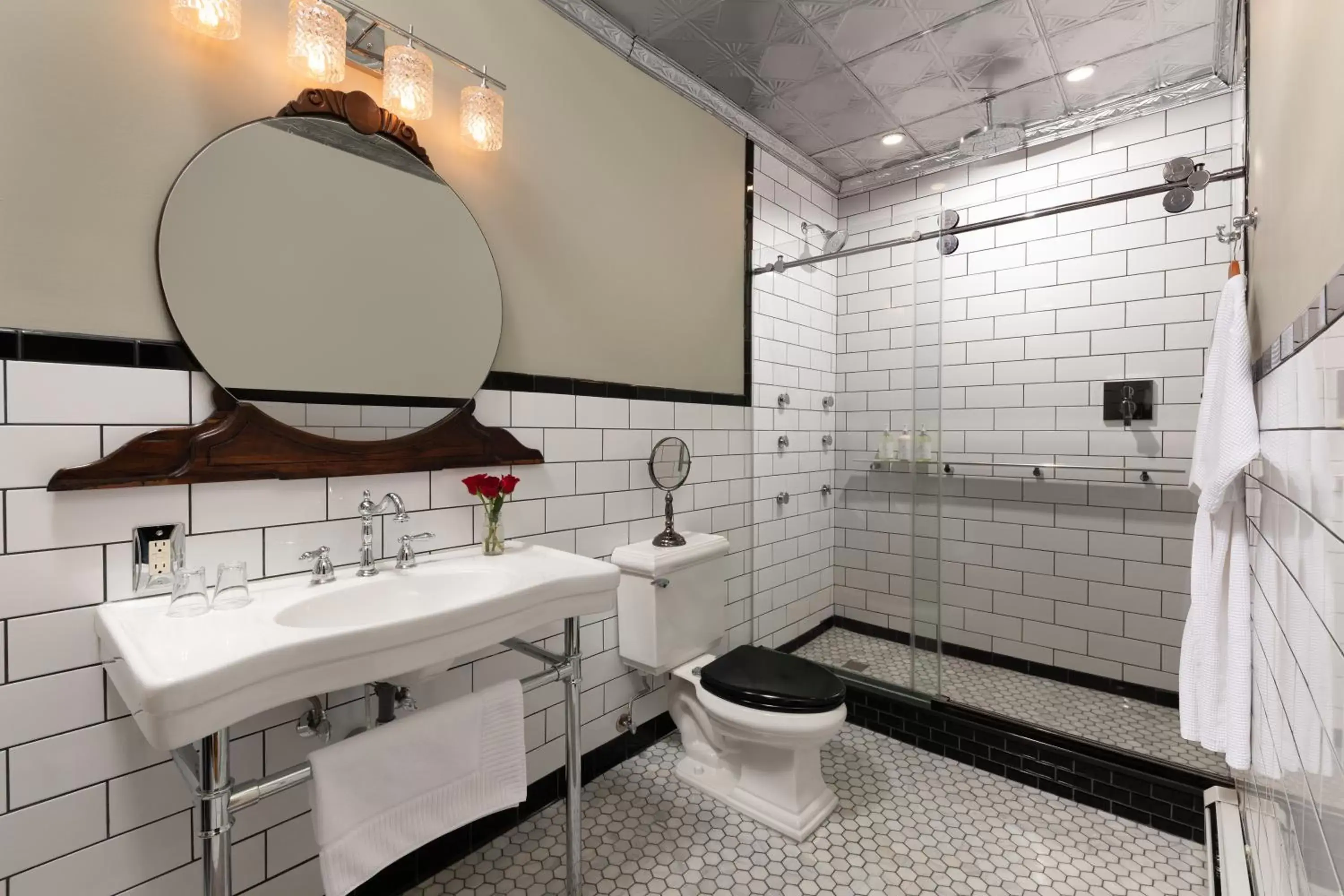 Shower, Bathroom in Rosemont Inn