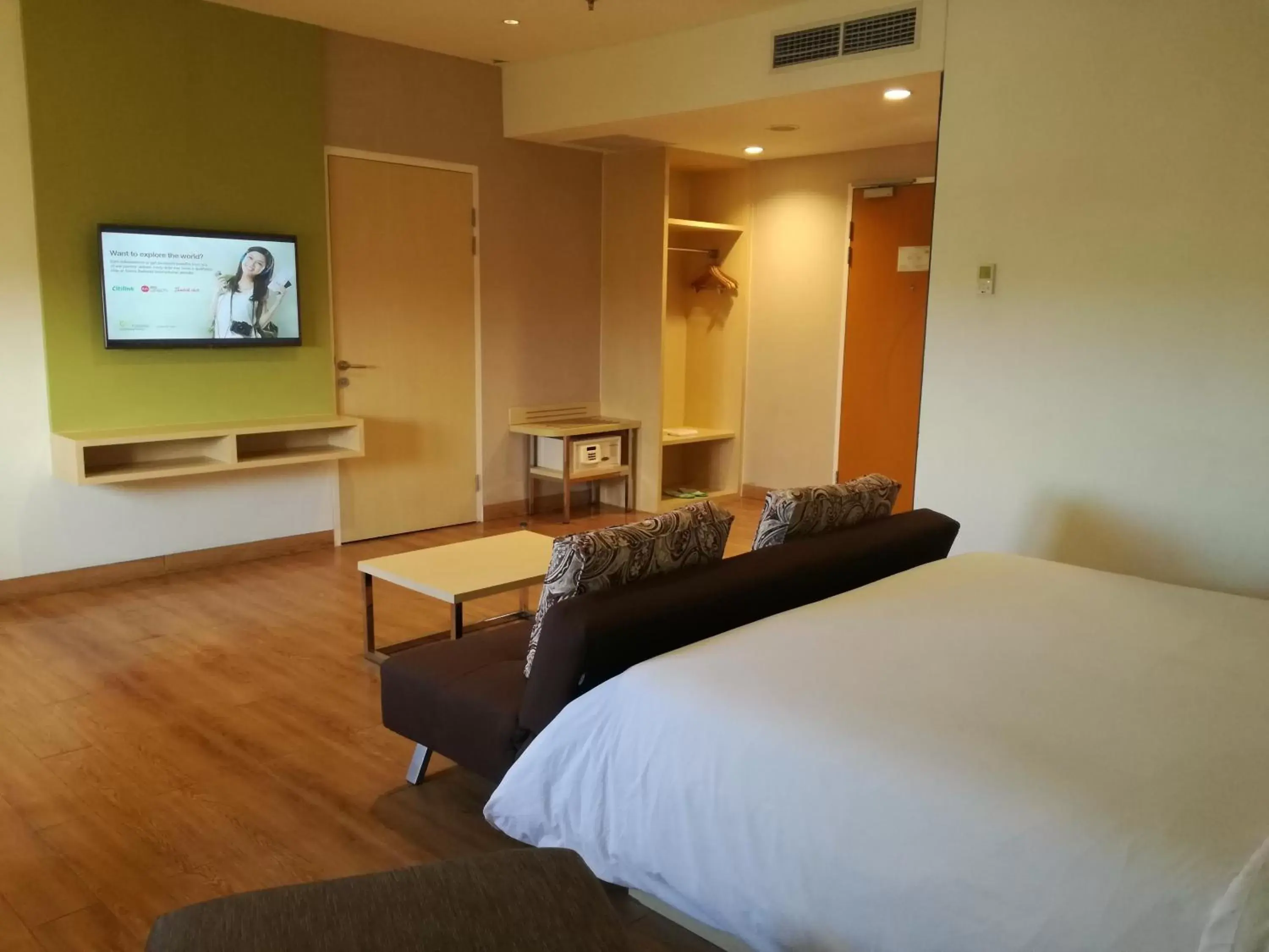 Communal lounge/ TV room, Bed in Zest Hotel Jemursari