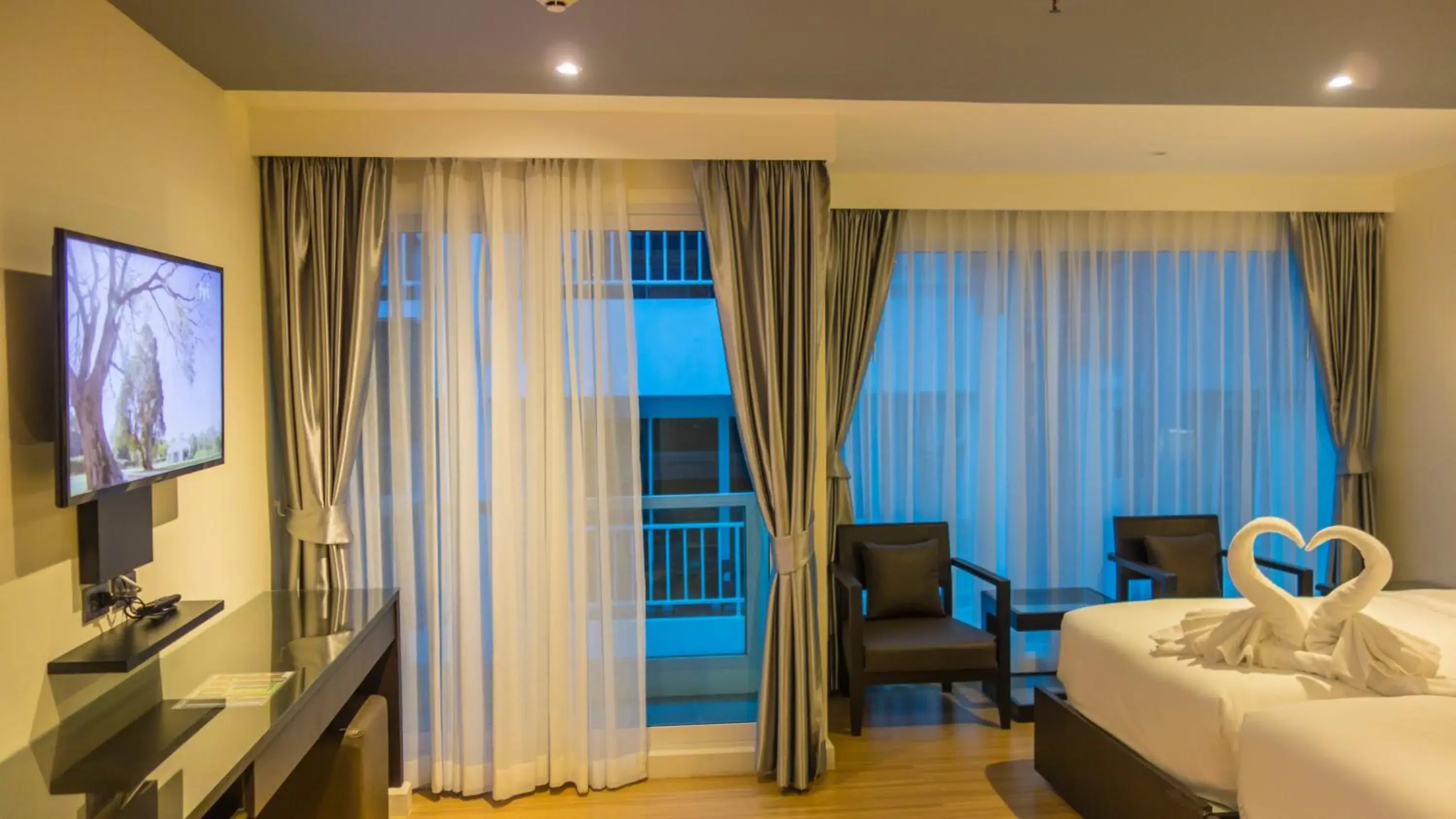 Bed, TV/Entertainment Center in Unique Regency Pattaya