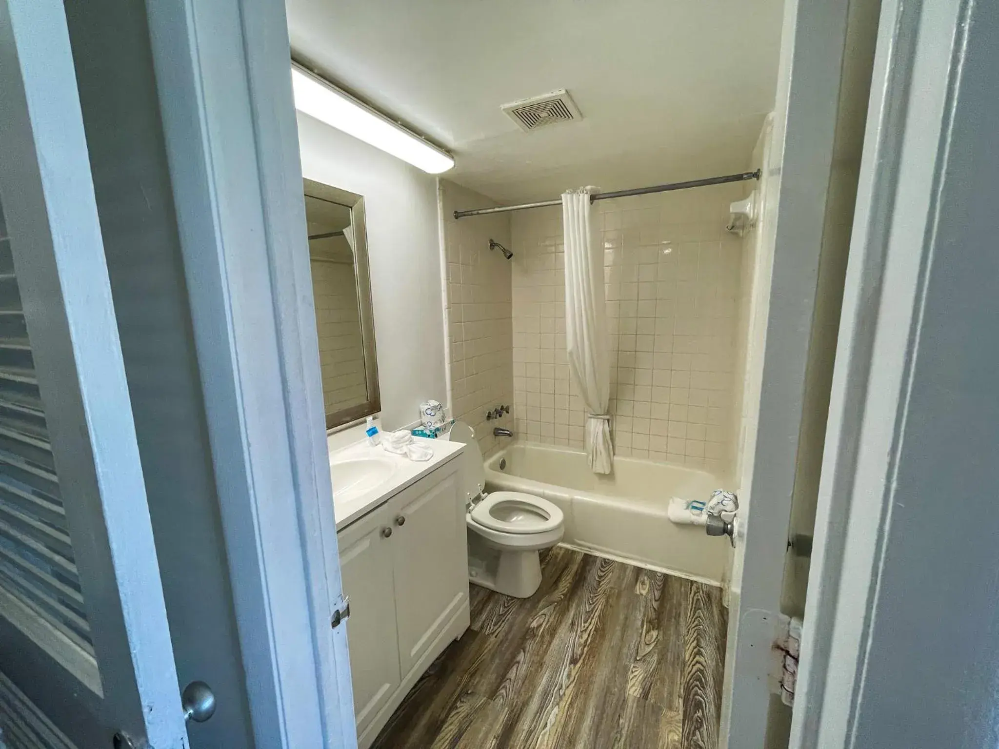 Bathroom in Oceanfront Viking Motel