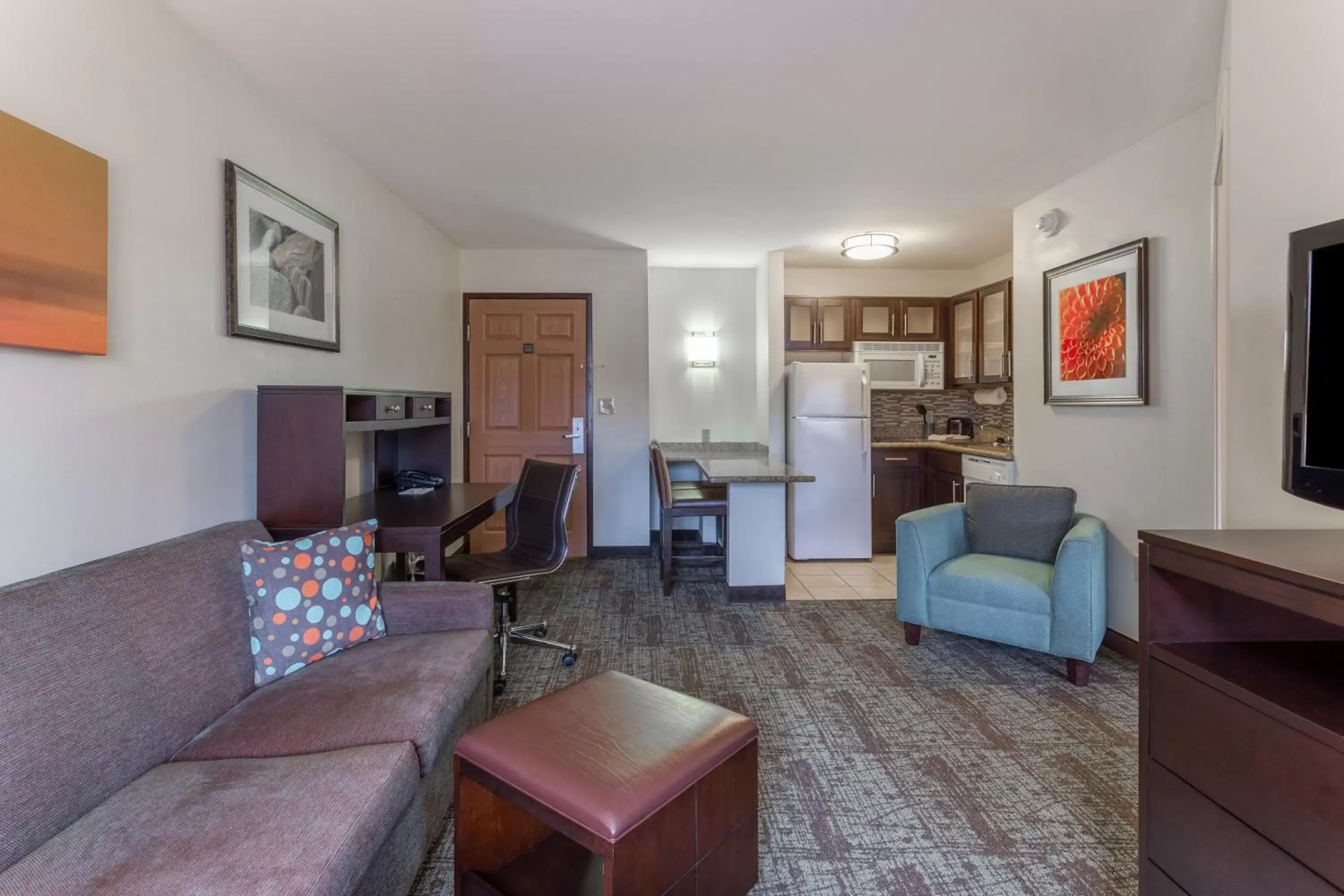 Bedroom, Seating Area in Staybridge Suites Davenport, an IHG Hotel