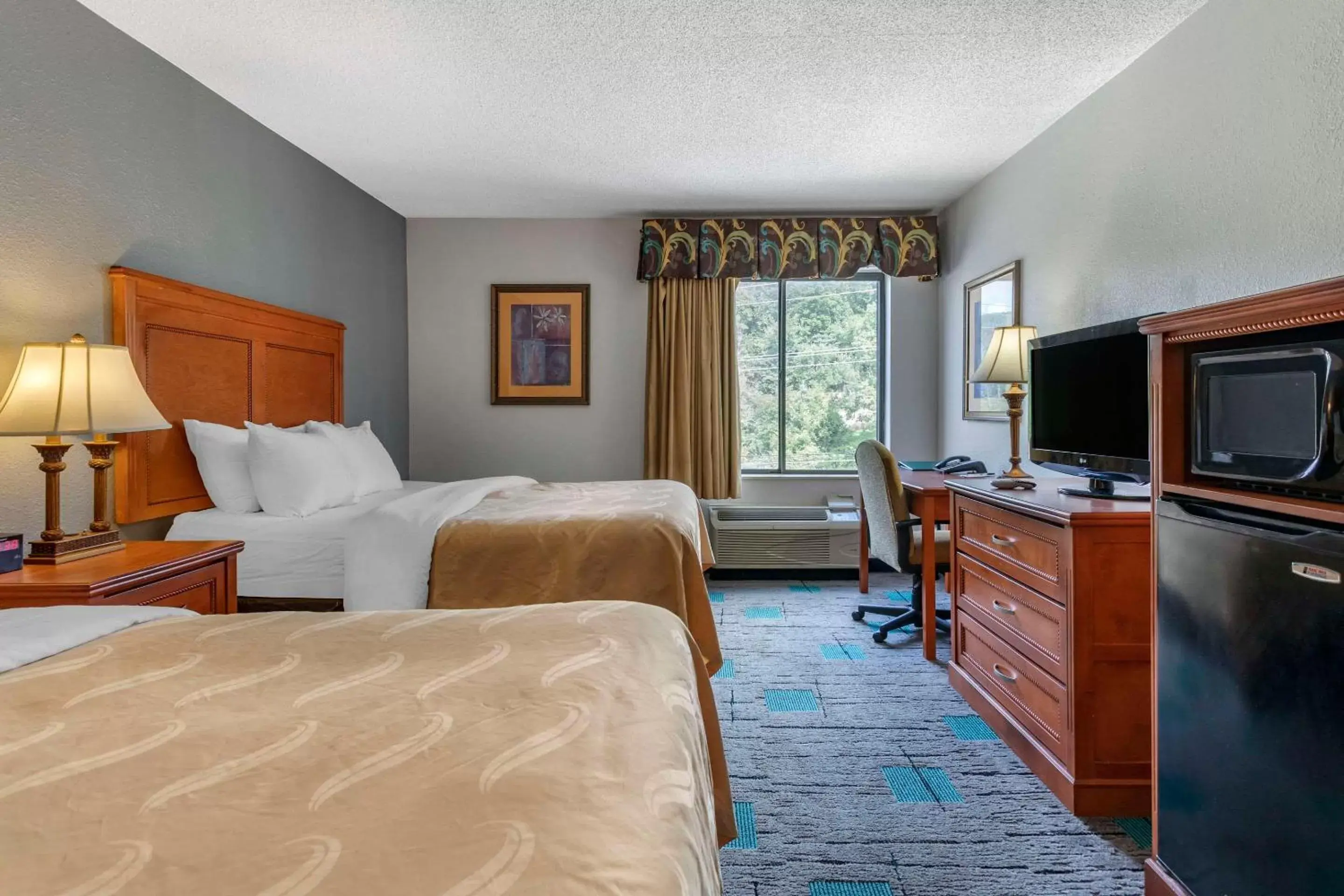 Bedroom, TV/Entertainment Center in Quality Inn & Suites Chattanooga