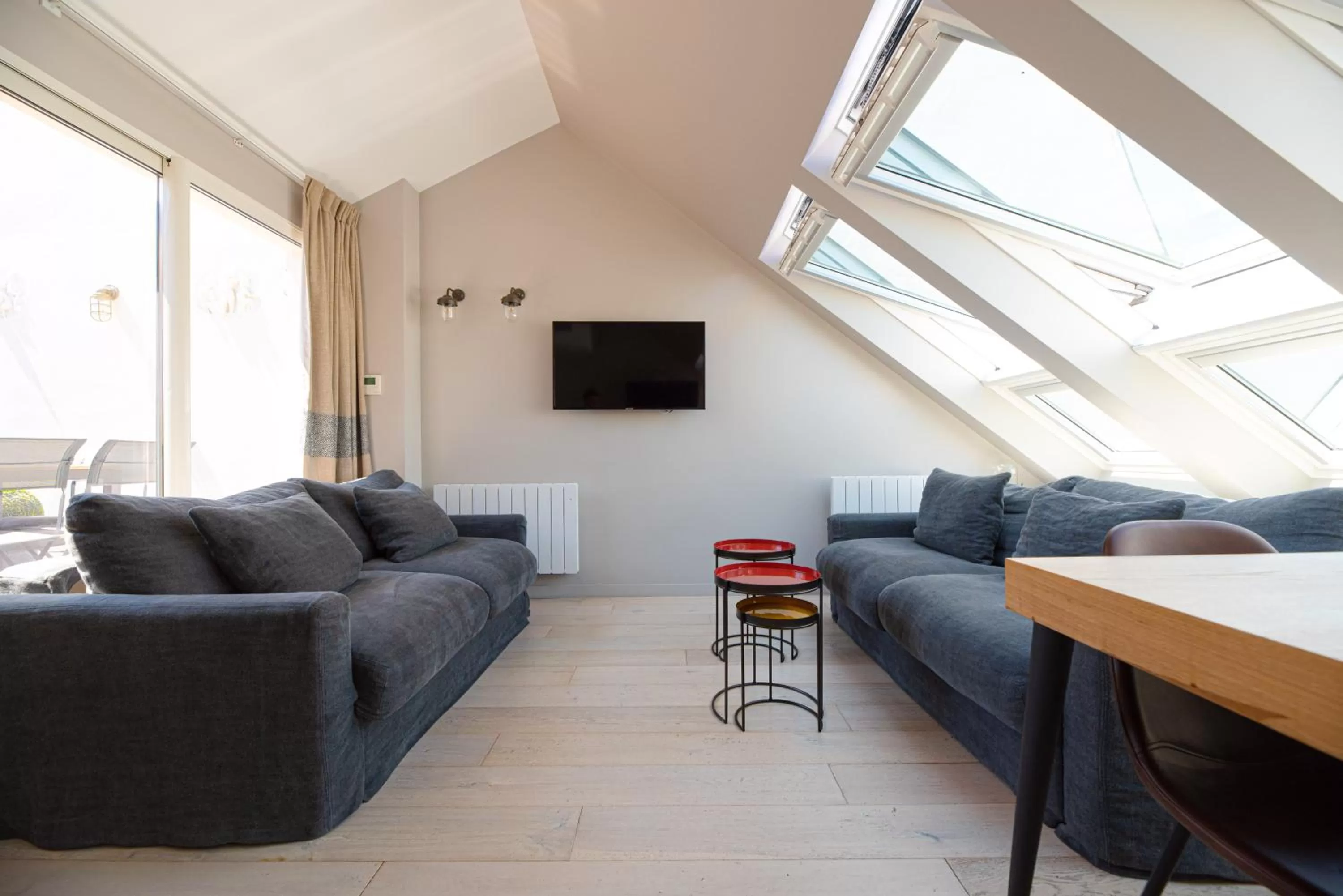 Communal lounge/ TV room in Résidence du Louvre
