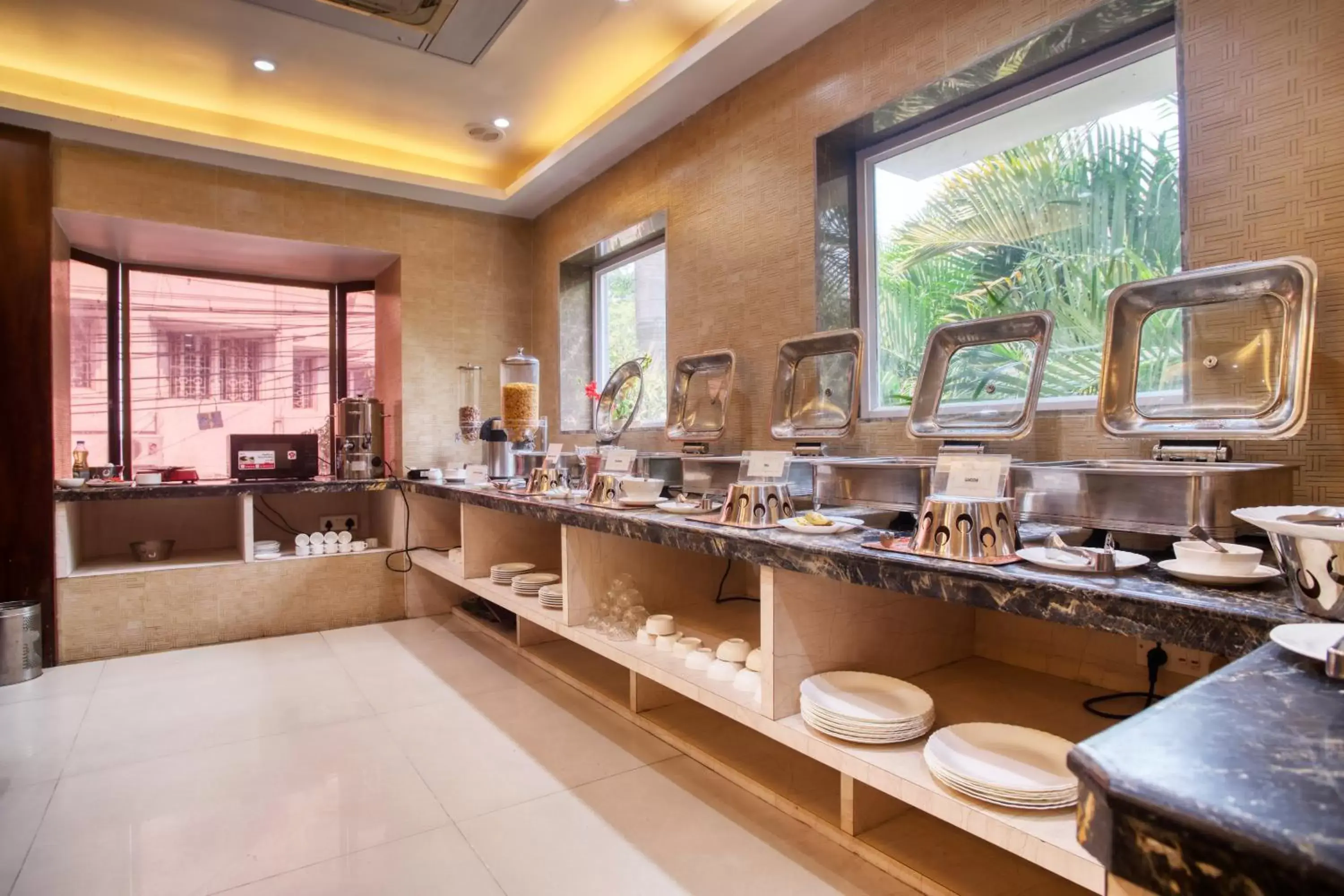 Restaurant/places to eat in Roland Hotel Restaurant/places to eat in Roland Hotel